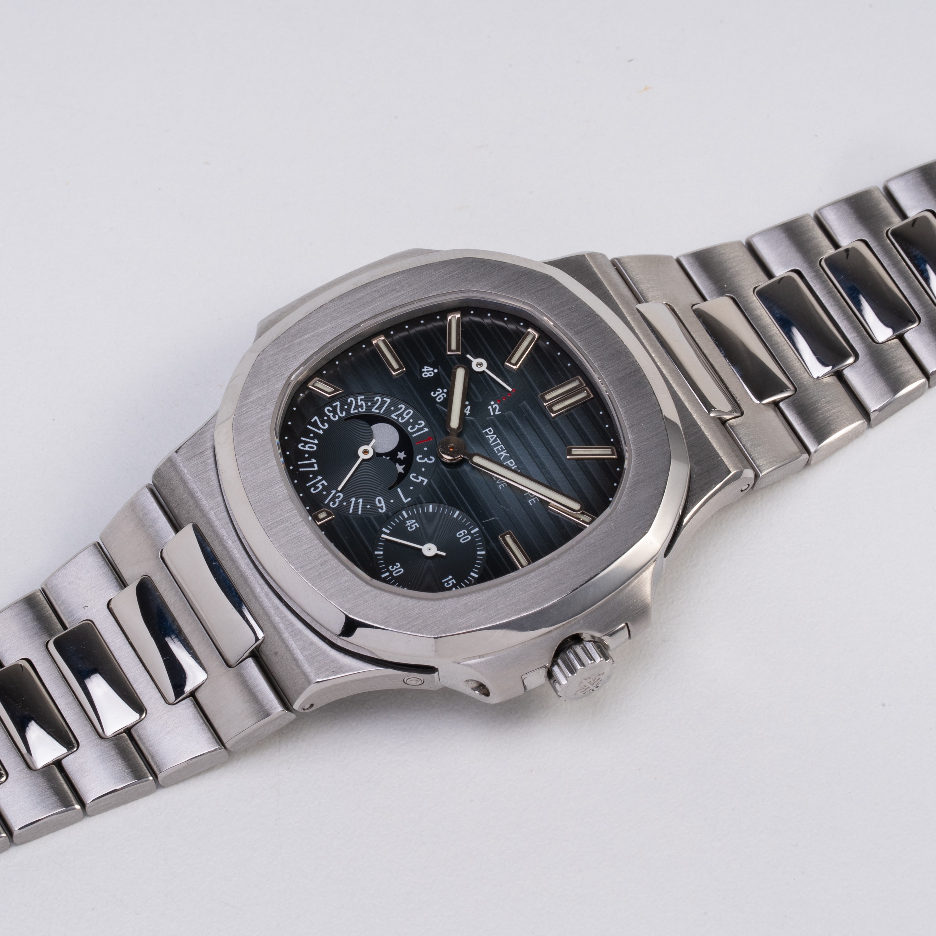 Patek Philippe - Nautilus 5712/1A-001, orologio solo tempo automatico con fasi lunari e datario