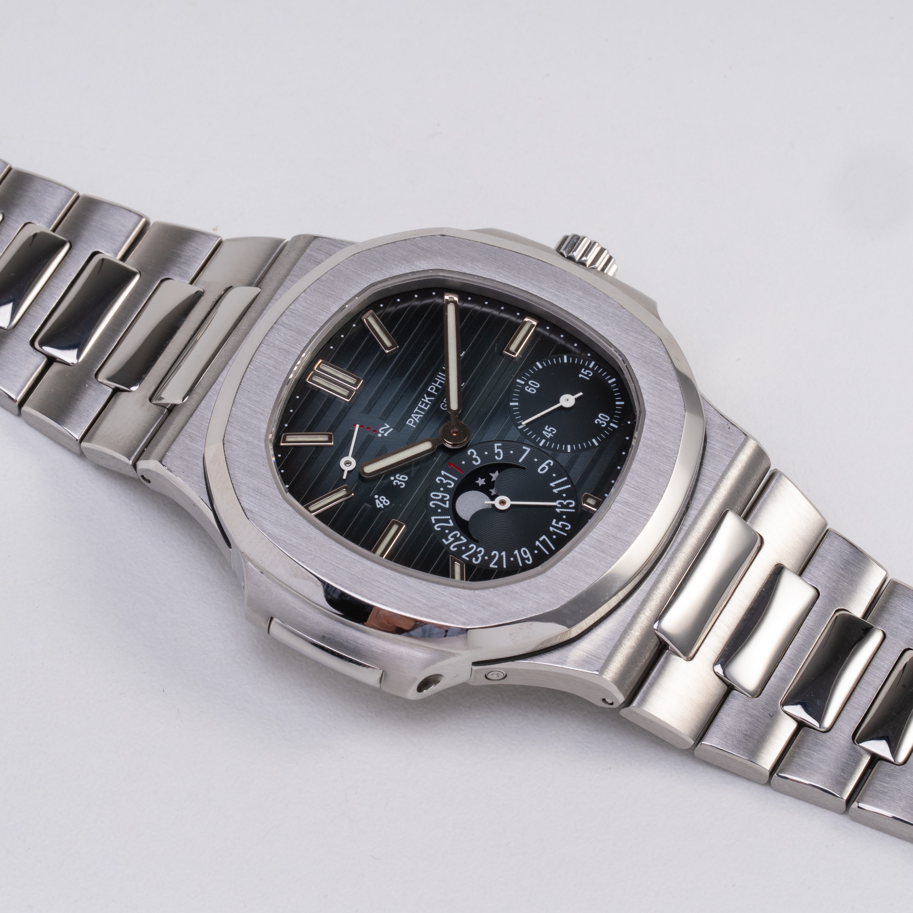 Patek Philippe - Nautilus 5712/1A-001, orologio solo tempo automatico con fasi lunari e datario