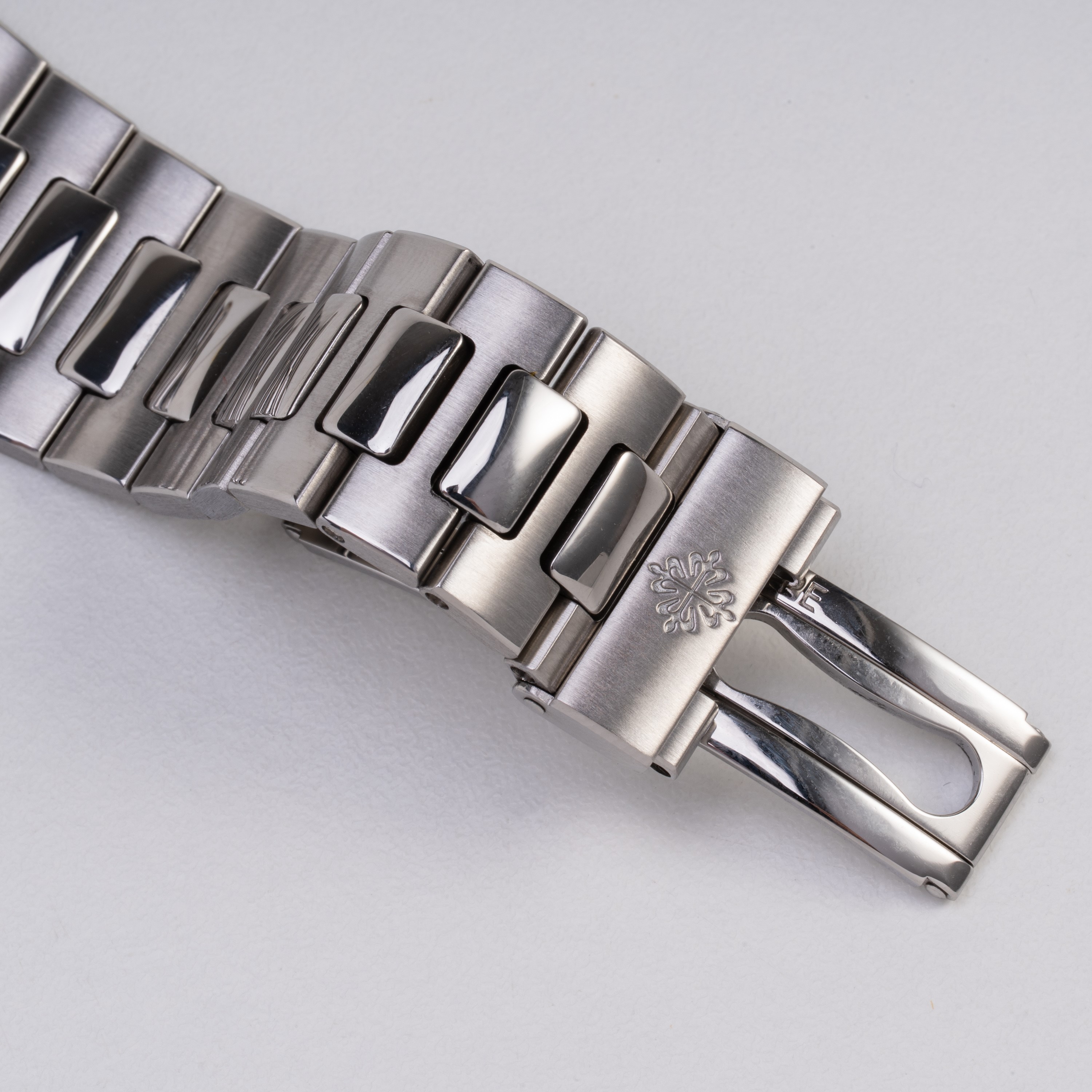 Patek Philippe - Nautilus 5712/1A-001, orologio solo tempo automatico con fasi lunari e datario