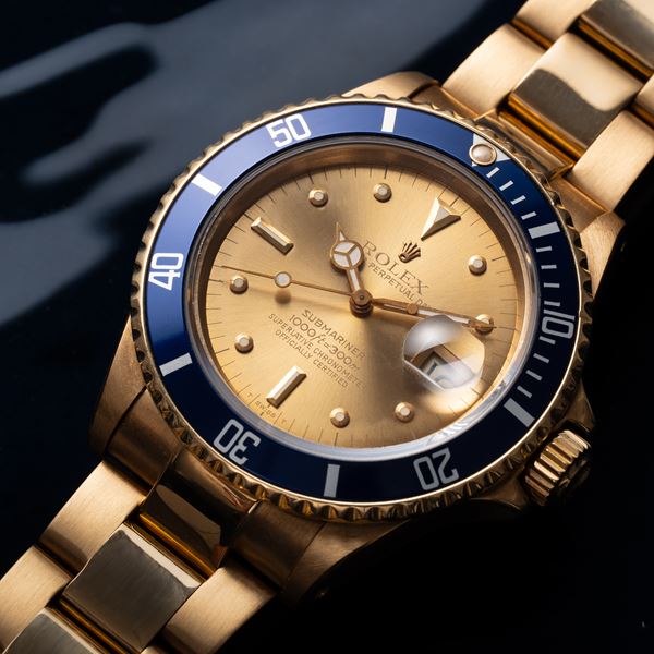 ROLEX - ROLEX - SUBMARINER OROLOGIO SOLO TEMPO A CARICA AUTOMATICA IN ORO GIALLO 18KT CON QUADRANTE CHAMPAGNE 'NIPPLE', DATARIO AD ORE TRE E BRACCIALE OYSTER IN ORO GIALLO 18KT