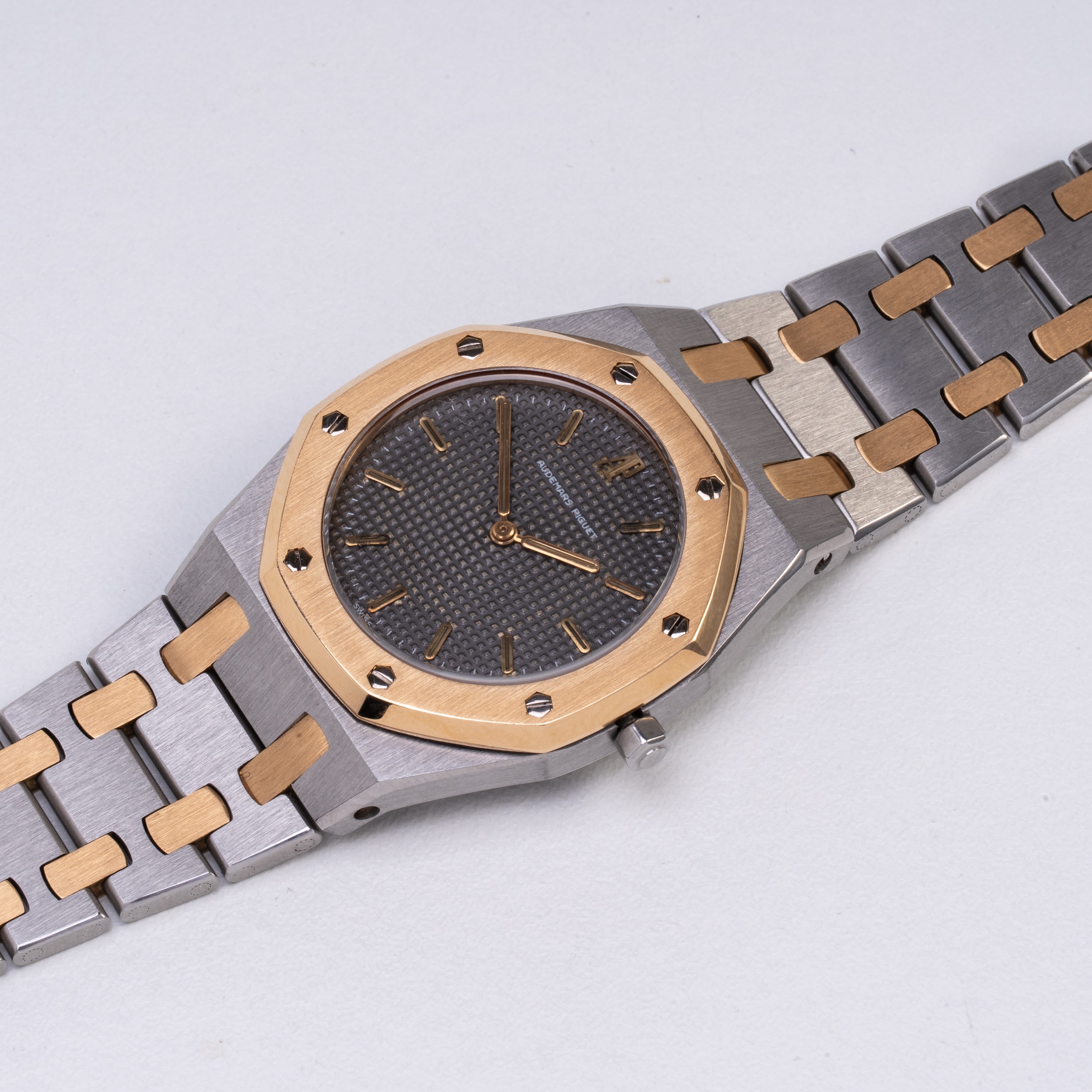 Audemars Piguet - Royal Oak 56271SA, orologio solo tempo al quarzo in acciaio e oro giallo 18 kt ...