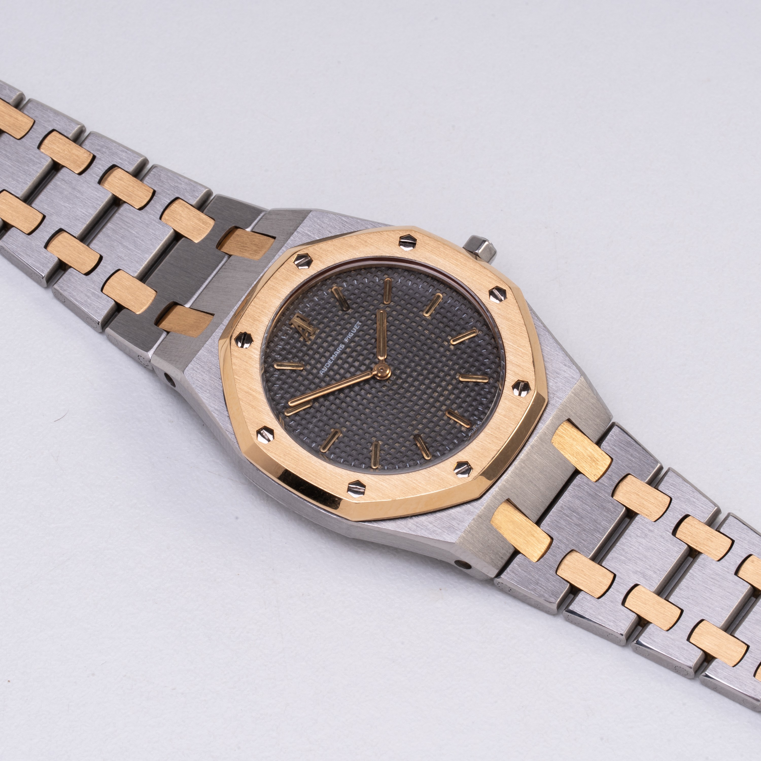 Audemars Piguet - Royal Oak 56271SA, orologio solo tempo al quarzo in acciaio e oro giallo 18 kt ...