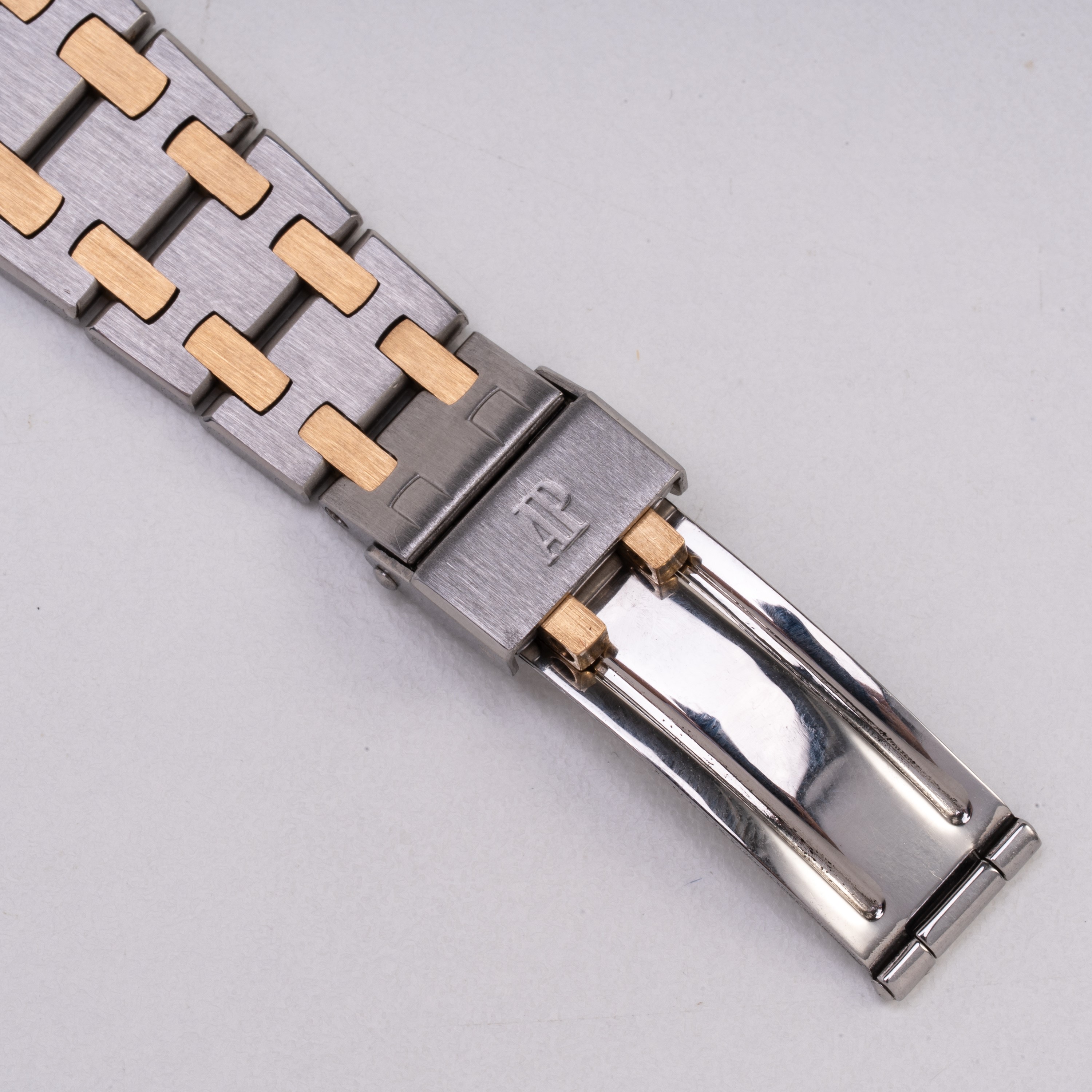 Audemars Piguet - Royal Oak 56271SA, orologio solo tempo al quarzo in acciaio e oro giallo 18 kt ...