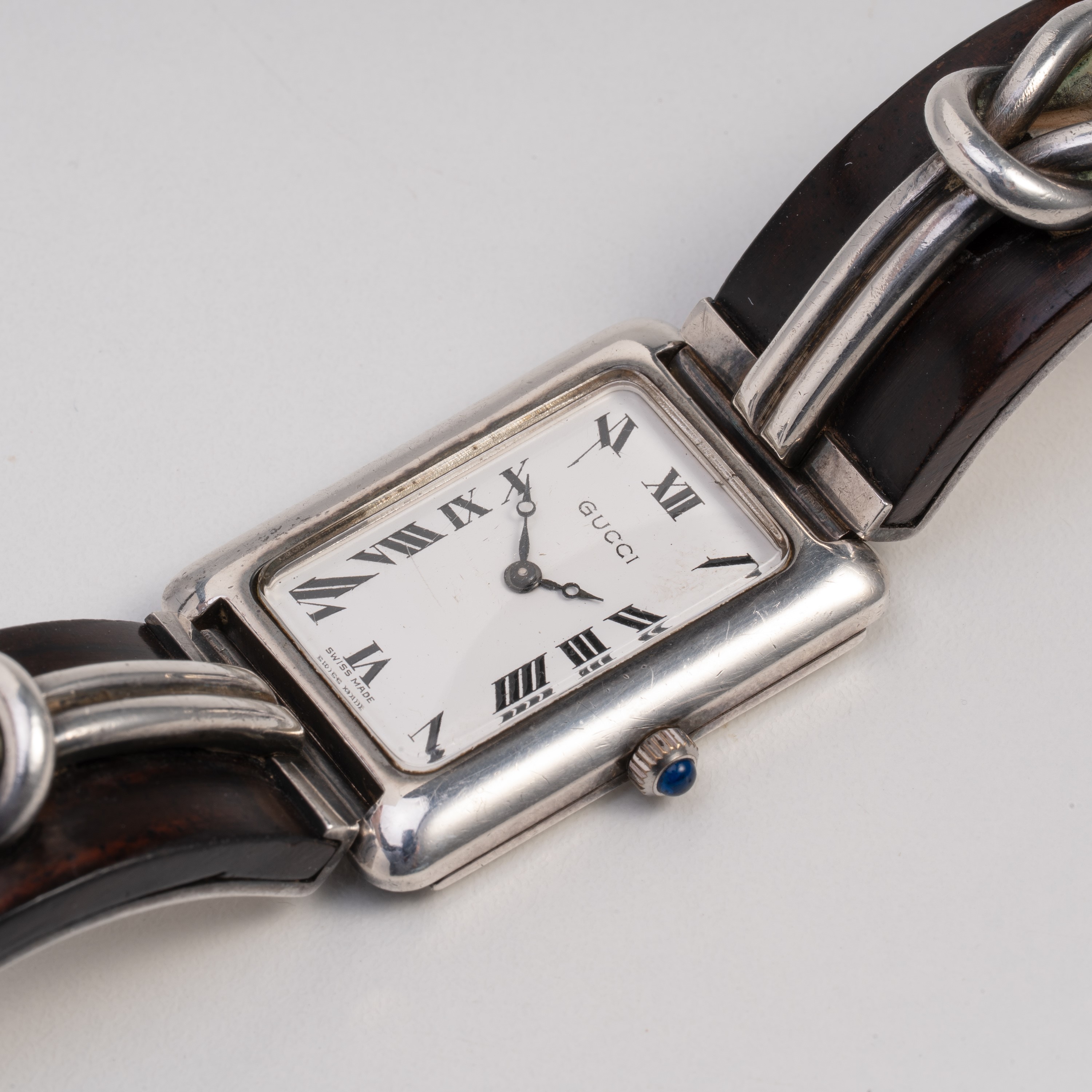 Gucci - Orologio da polso solo tempo a carica manuale in argento con quadrante bianco, cinturino ...