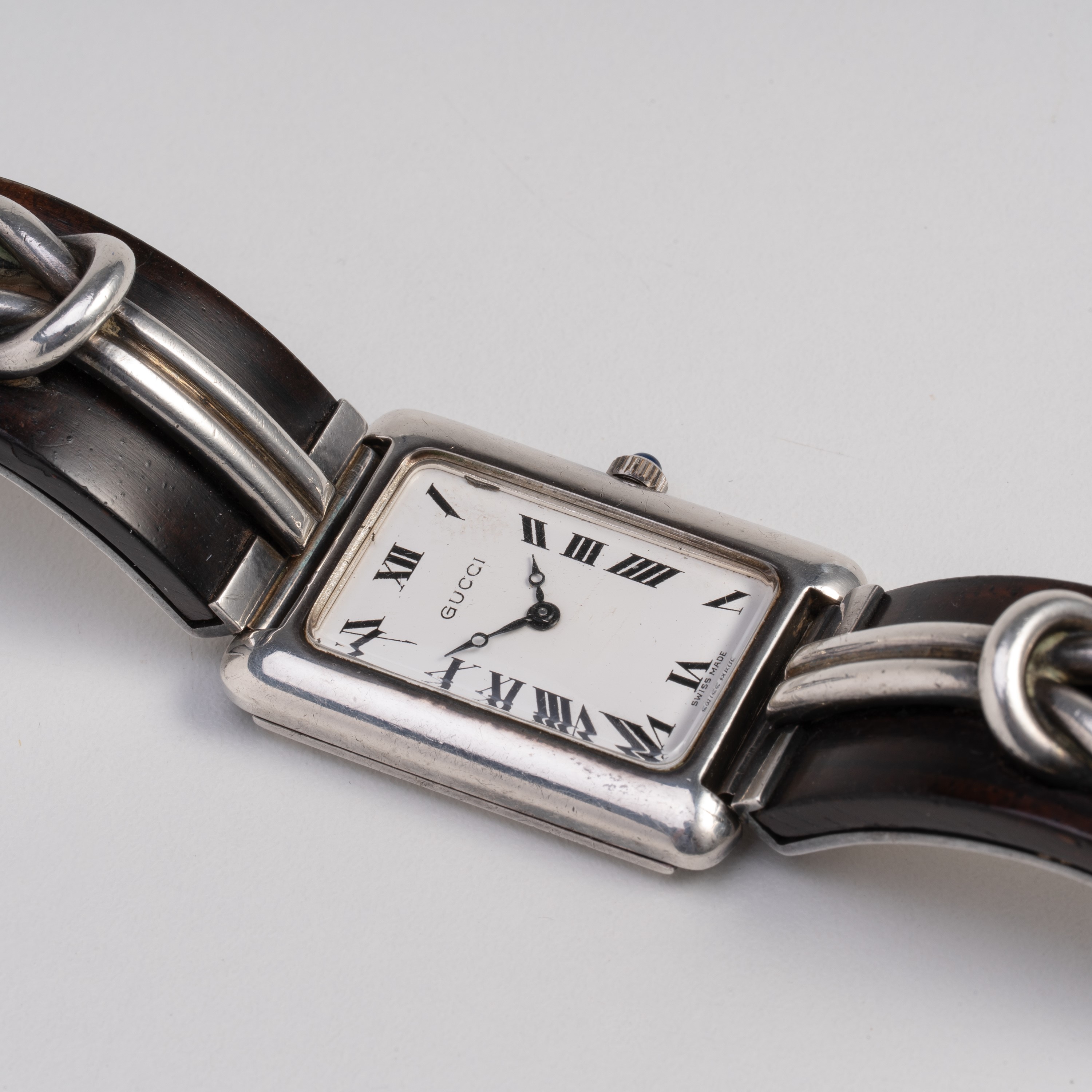 Gucci - Orologio da polso solo tempo a carica manuale in argento con quadrante bianco, cinturino ...