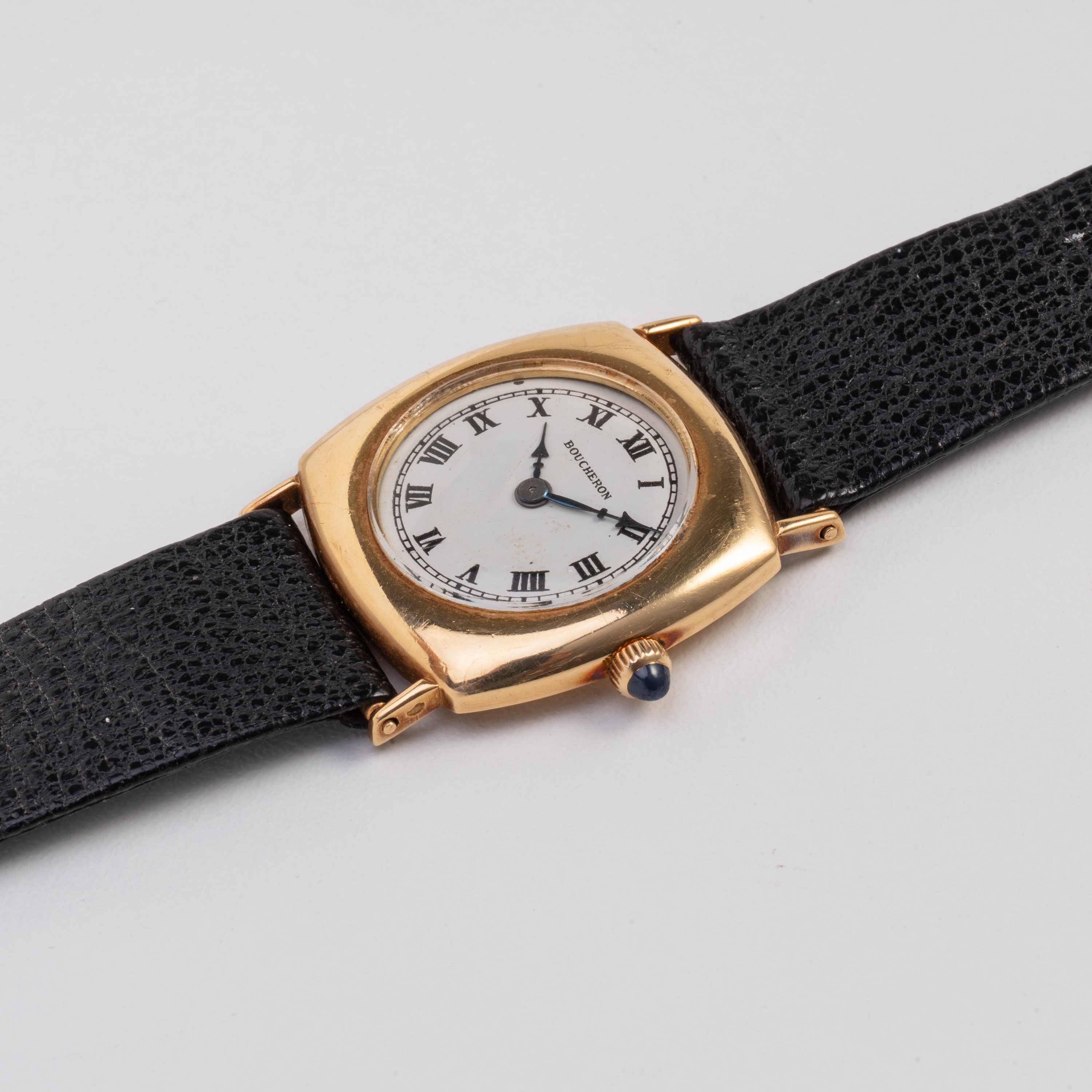Boucheron - Orologio da polso solo tempo a carica manuale in oro giallo 18 kt con quadrante bianc...