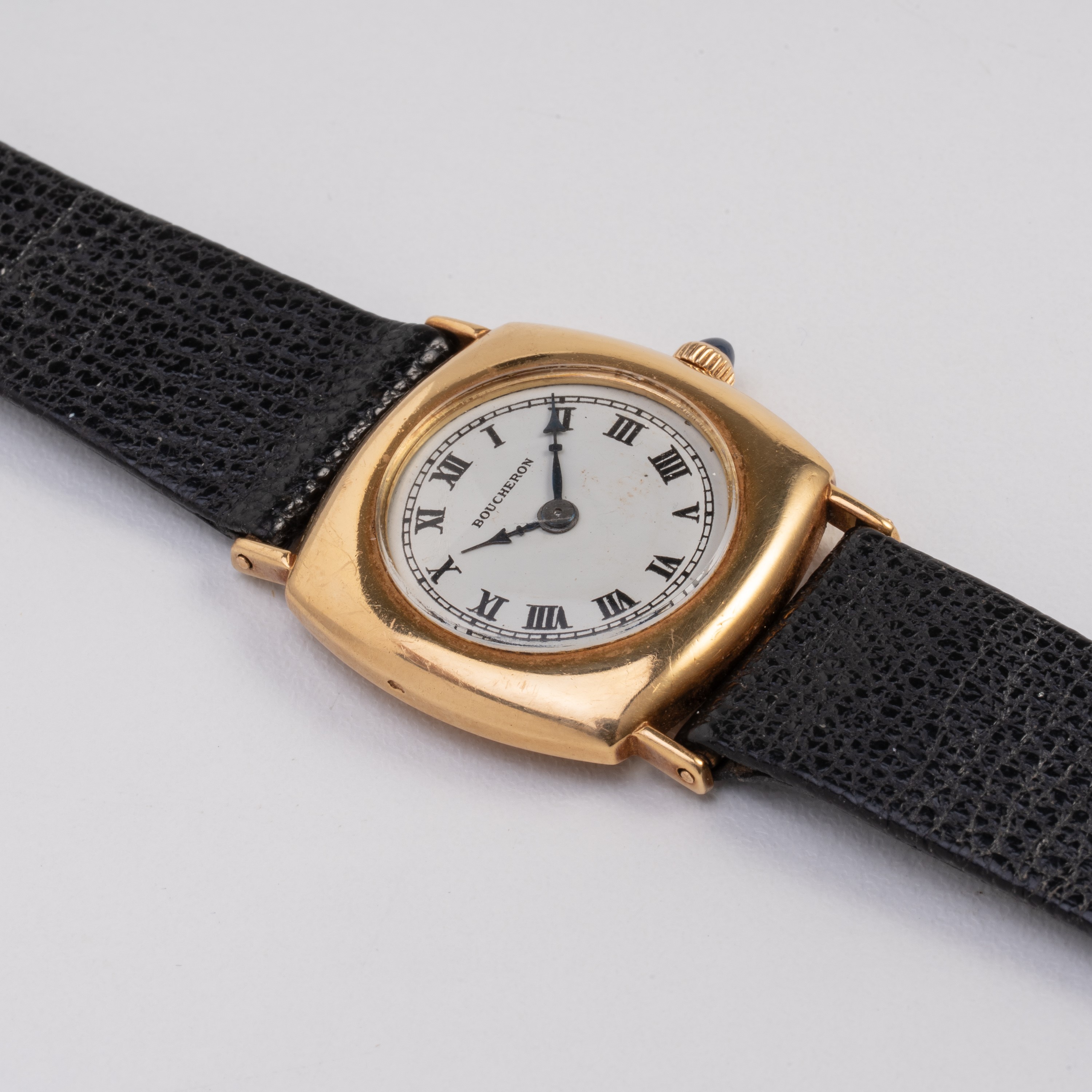 Boucheron - Orologio da polso solo tempo a carica manuale in oro giallo 18 kt con quadrante bianc...