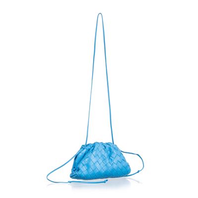 Mini Pouch in pelle d’agnello azzurra con motivo intrecciato e tracolla