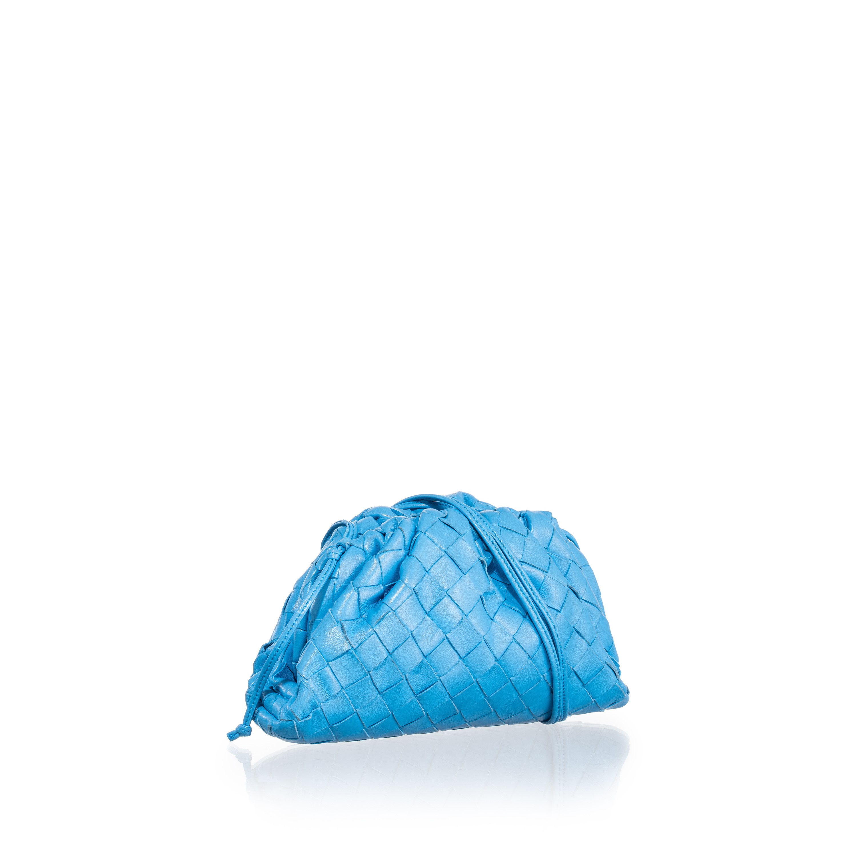 Bottega Veneta - Mini Pouch in pelle d’agnello azzurra con motivo intrecciato e tracolla
