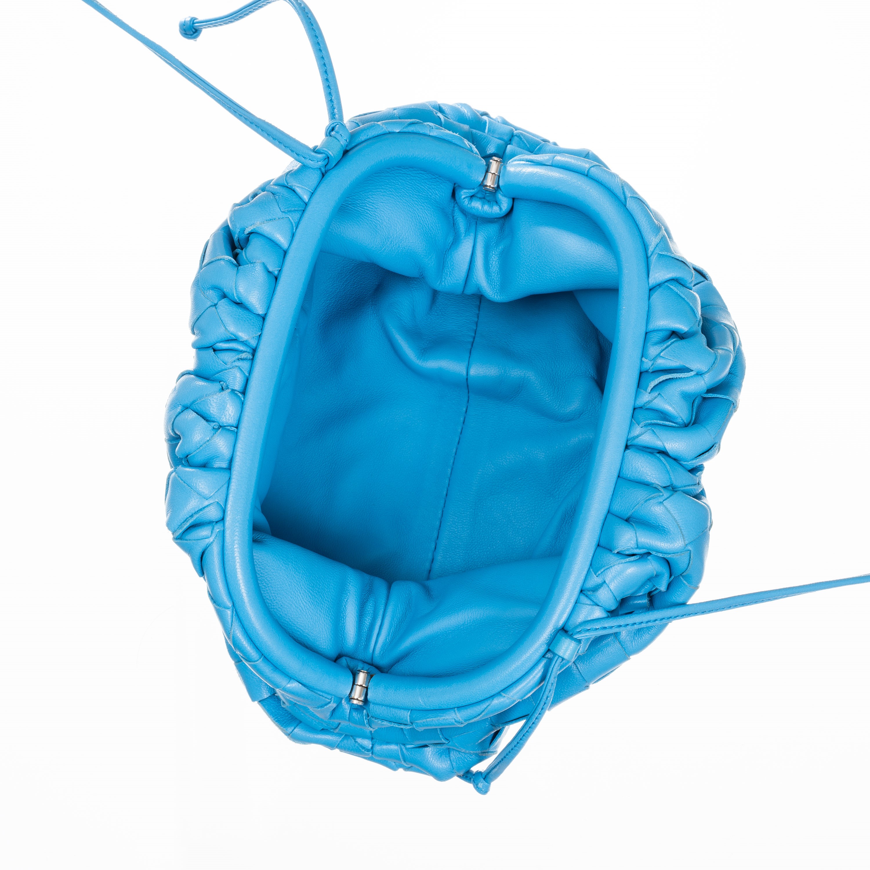 Bottega Veneta - Mini Pouch in pelle d’agnello azzurra con motivo intrecciato e tracolla