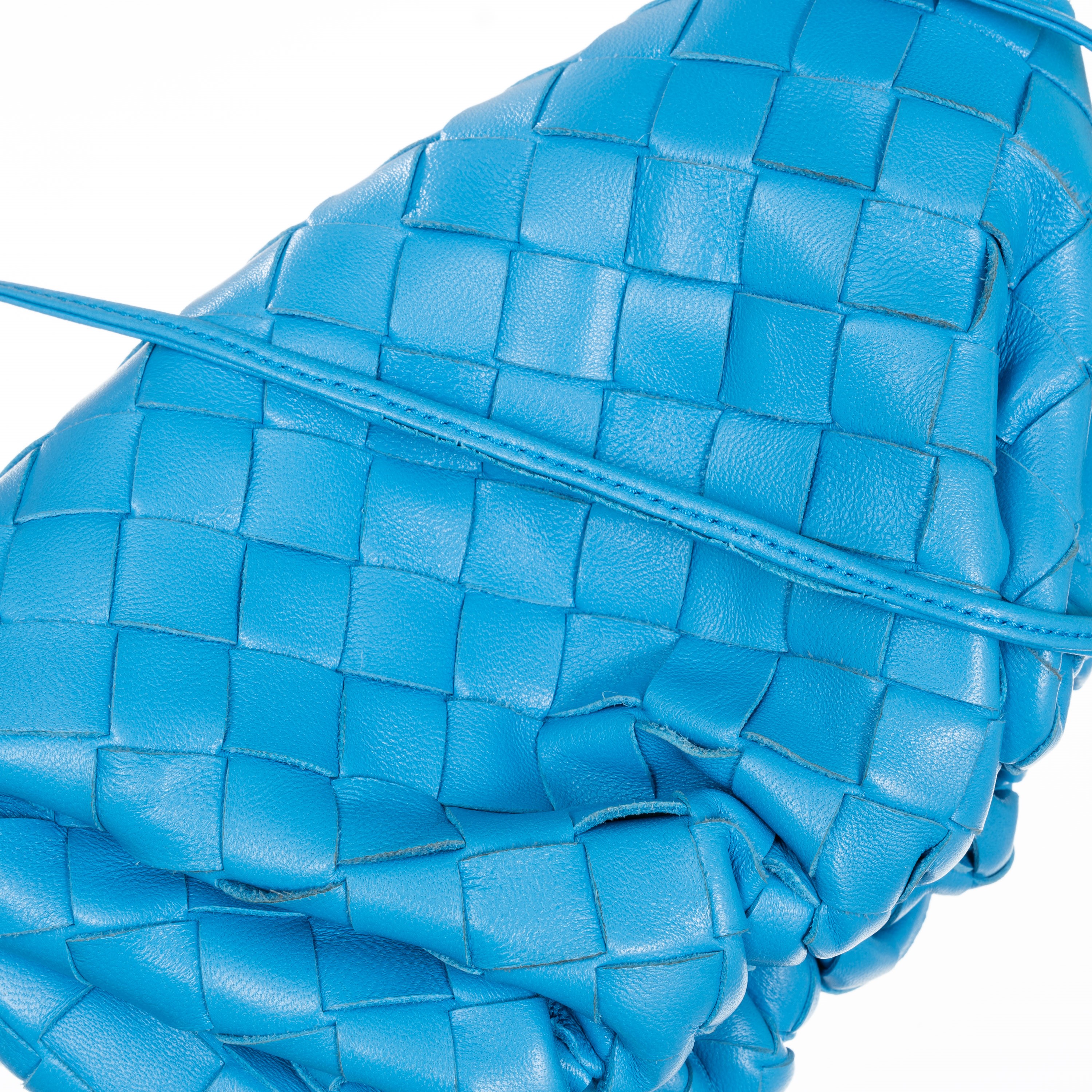 Bottega Veneta - Mini Pouch in pelle d’agnello azzurra con motivo intrecciato e tracolla