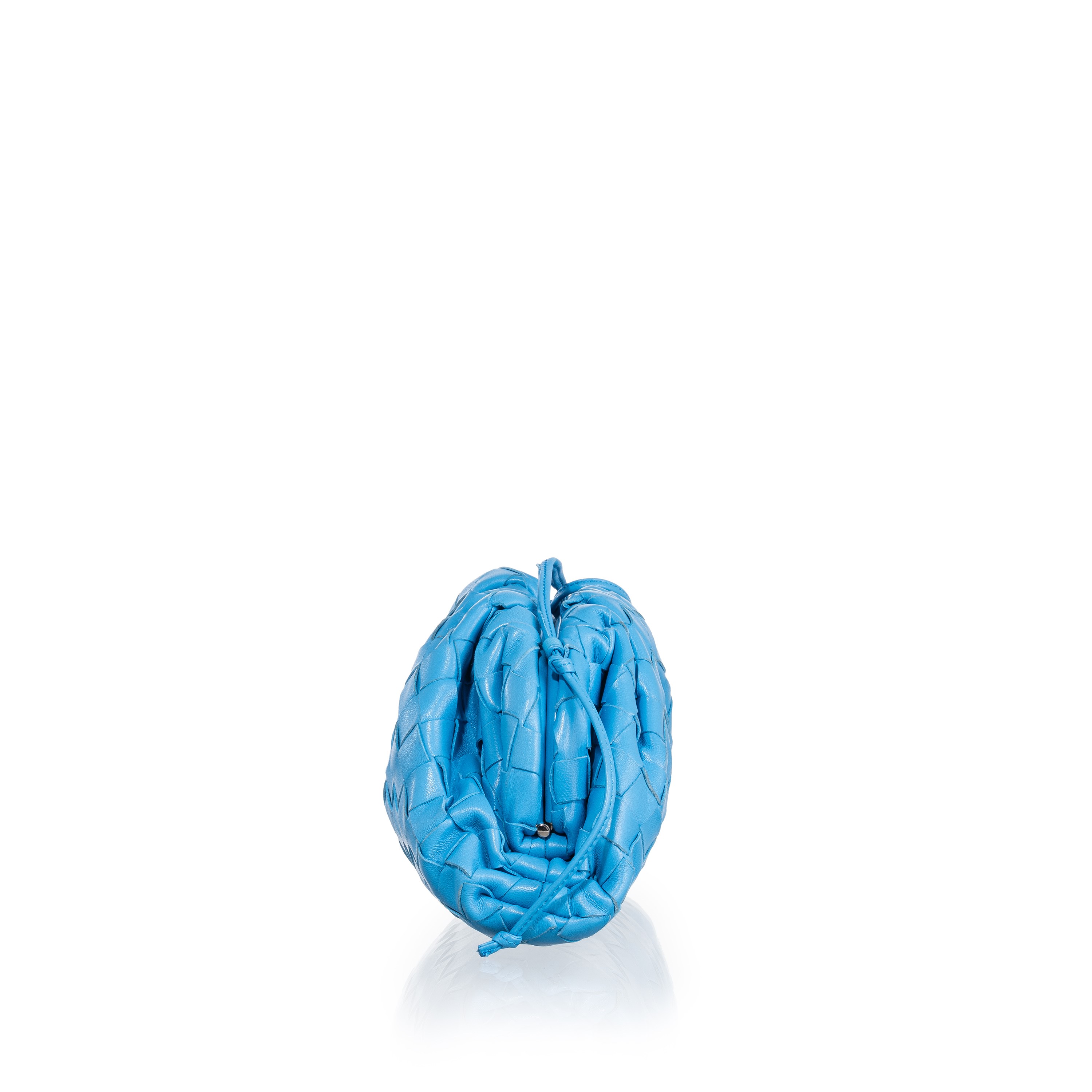 Bottega Veneta - Mini Pouch in pelle d’agnello azzurra con motivo intrecciato e tracolla