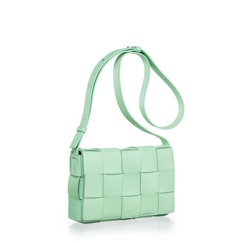 Bottega Veneta - Borsa a tracolla “Cassette” in pelle d’agnello con motivo intreccio color verde ...