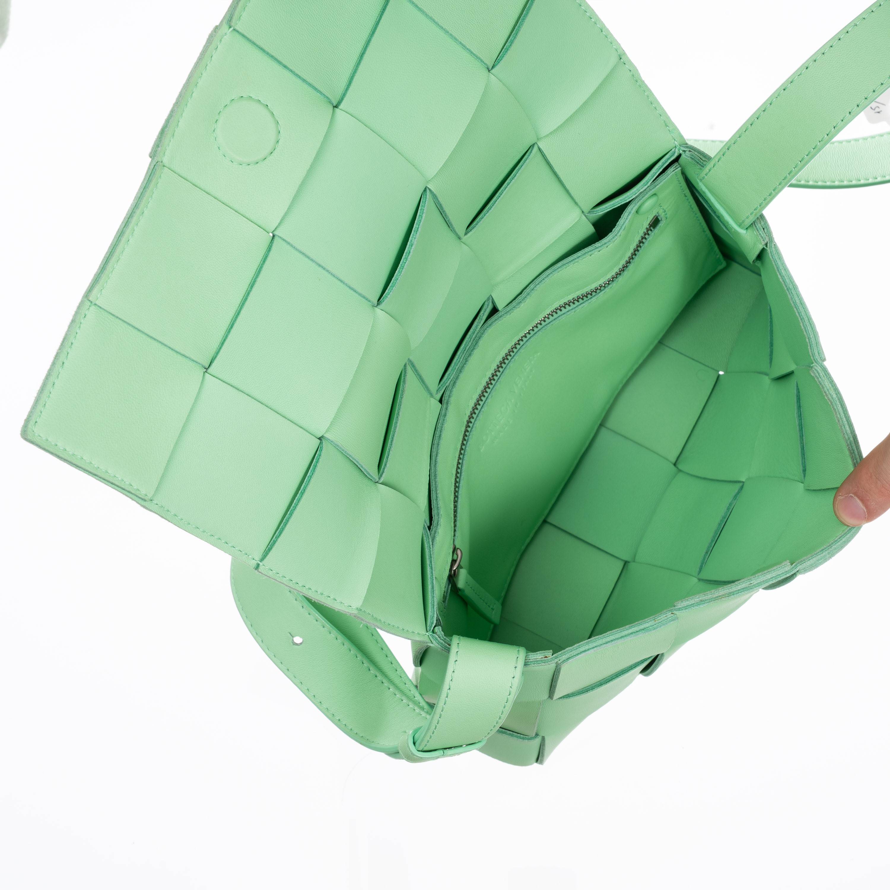 Bottega Veneta - Borsa a tracolla “Cassette” in pelle d’agnello con motivo intreccio color verde ...