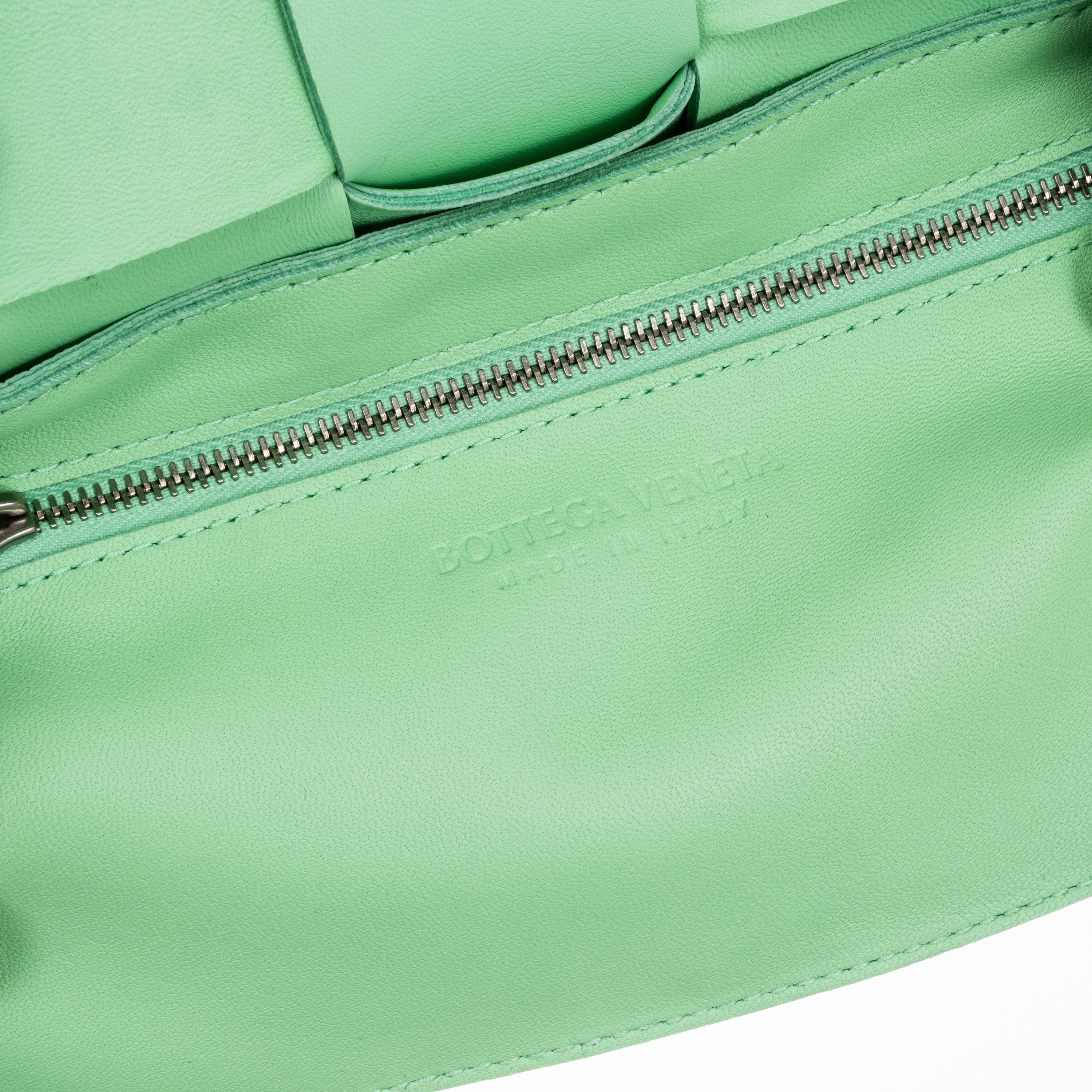 Bottega Veneta - Borsa a tracolla “Cassette” in pelle d’agnello con motivo intreccio color verde ...