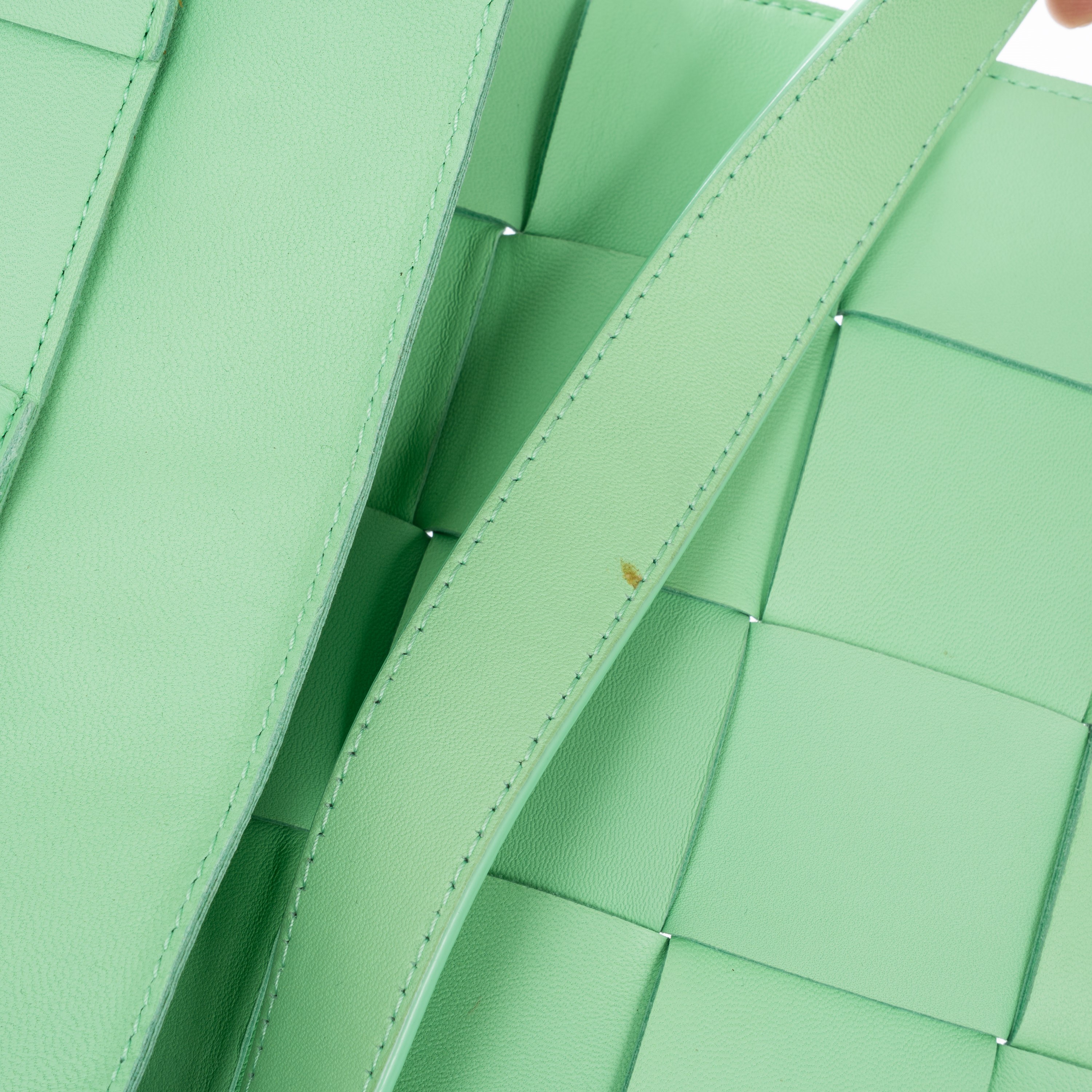 Bottega Veneta - Borsa a tracolla “Cassette” in pelle d’agnello con motivo intreccio color verde ...