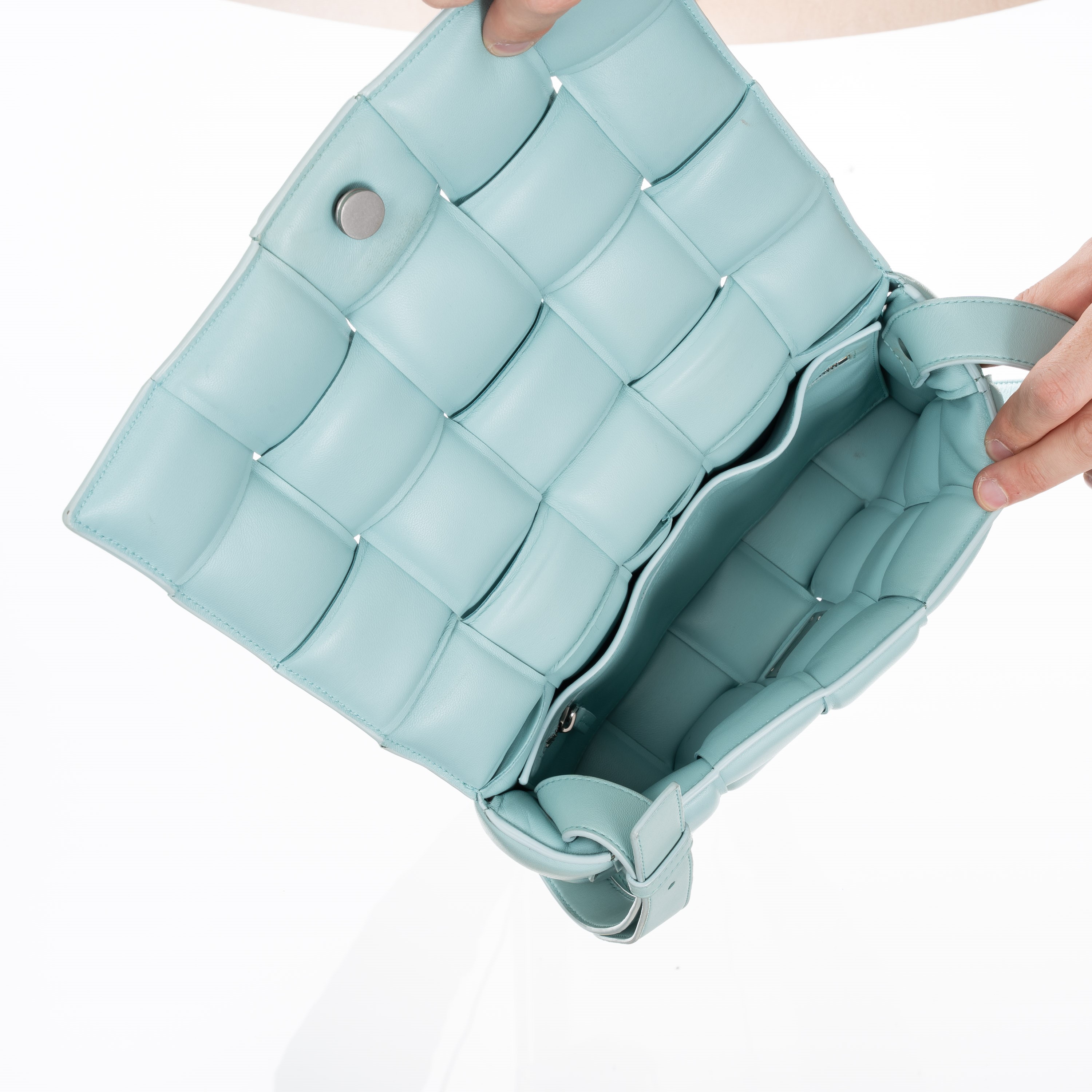 Bottega Veneta - Borsa cross-body “Padded Cassette” in pelle d’agnello intrecciata imbottita
