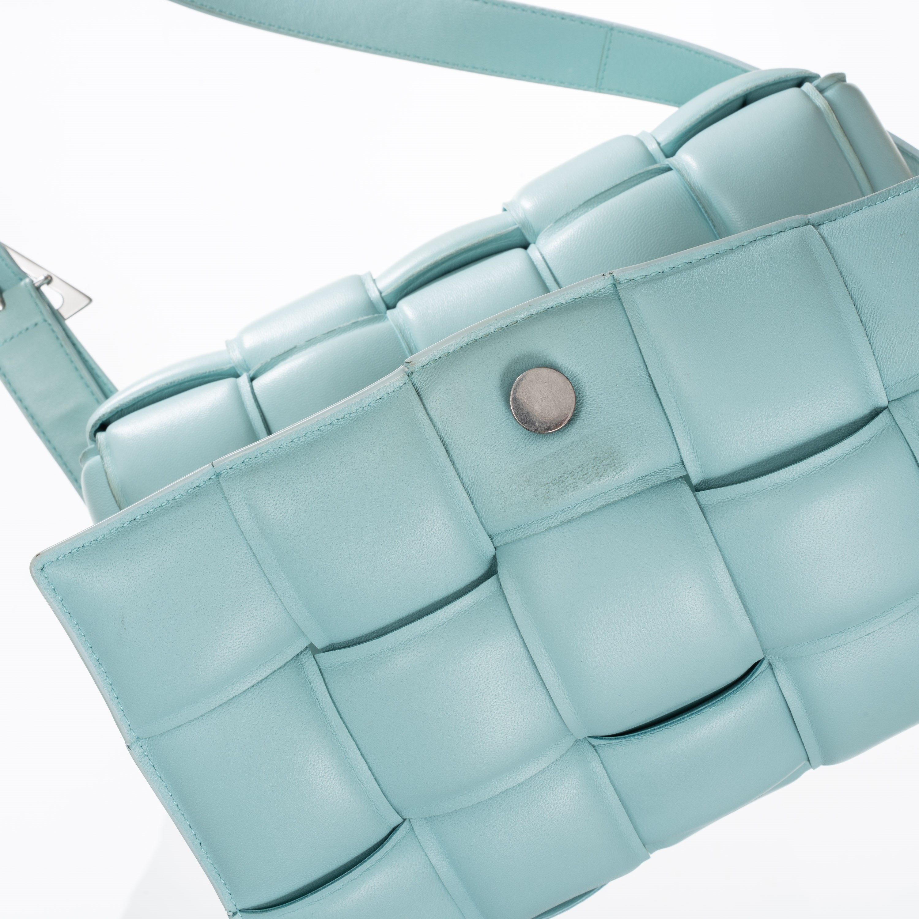 Bottega Veneta - Borsa cross-body “Padded Cassette” in pelle d’agnello intrecciata imbottita