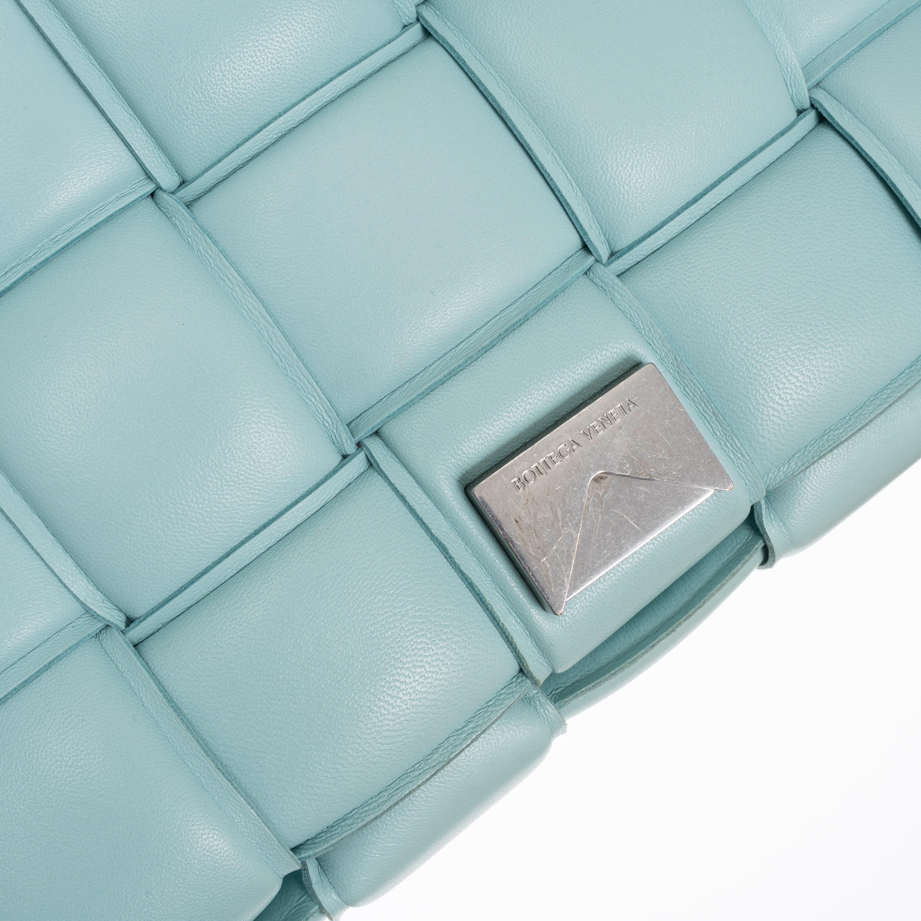 Bottega Veneta - Borsa cross-body “Padded Cassette” in pelle d’agnello intrecciata imbottita