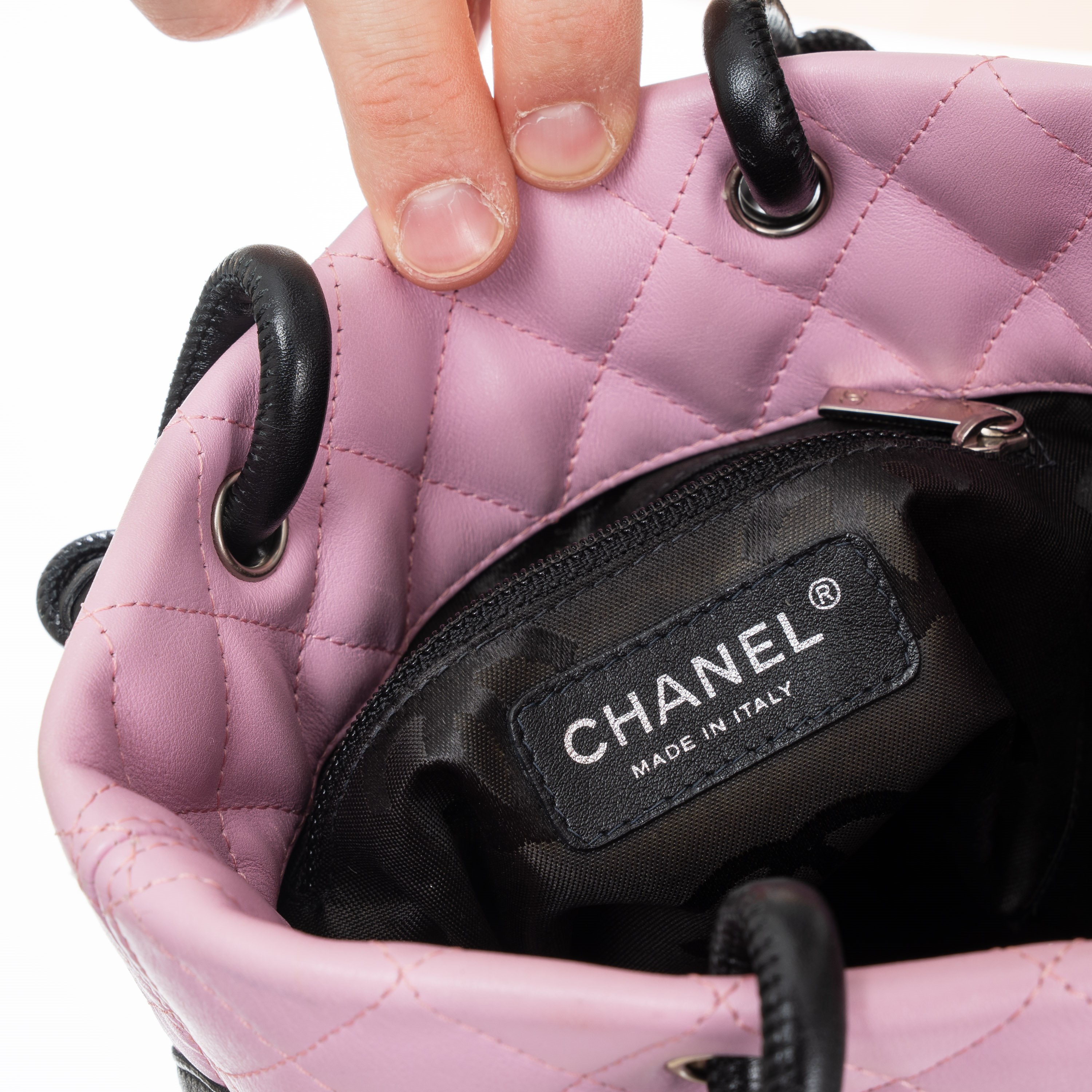Chanel - Borsa a mano Cambon in pelle d’agnello rosa e nera con hardware palladio (2004-2005)