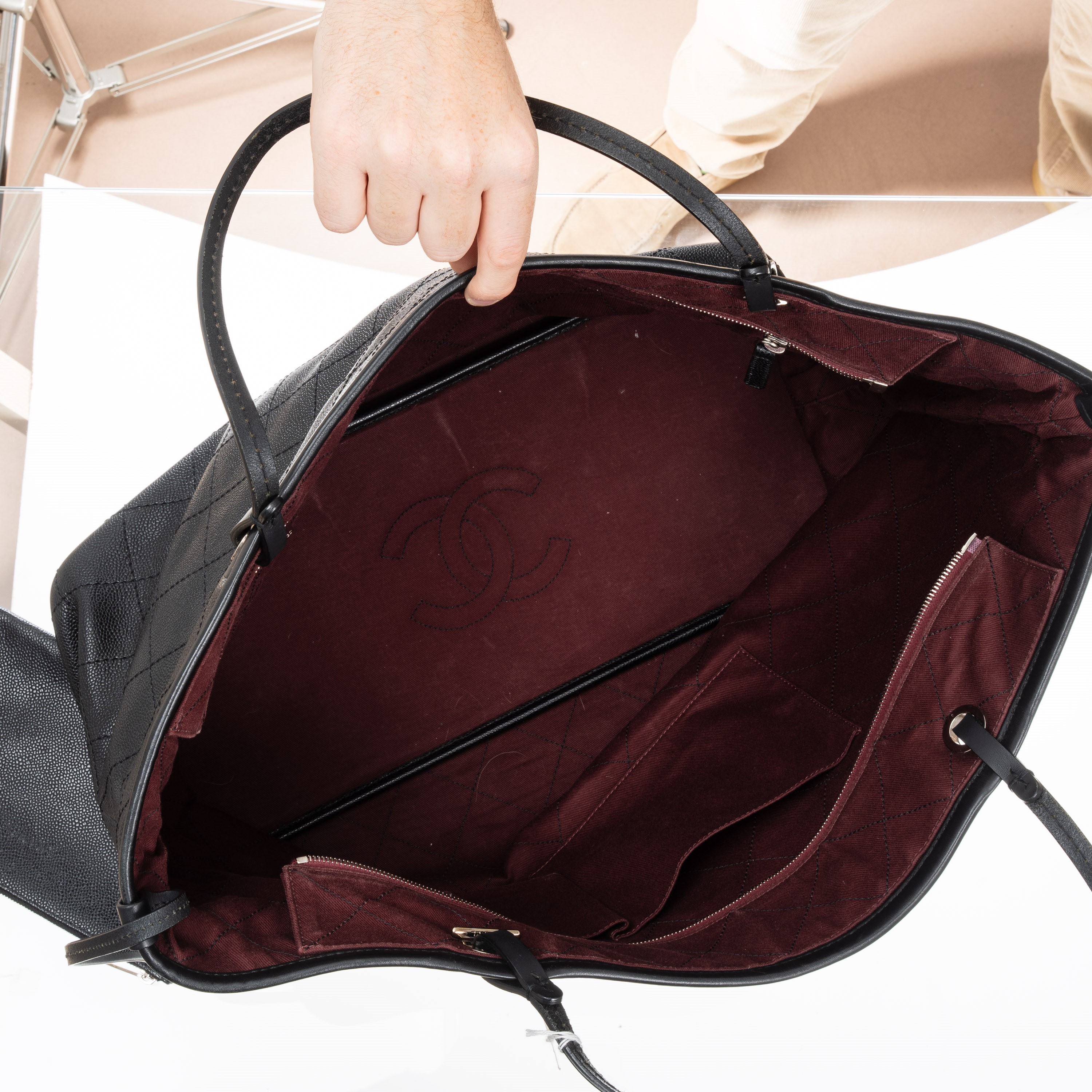 Chanel - Shopping XL in pelle martellata nera con pochette estraibile
