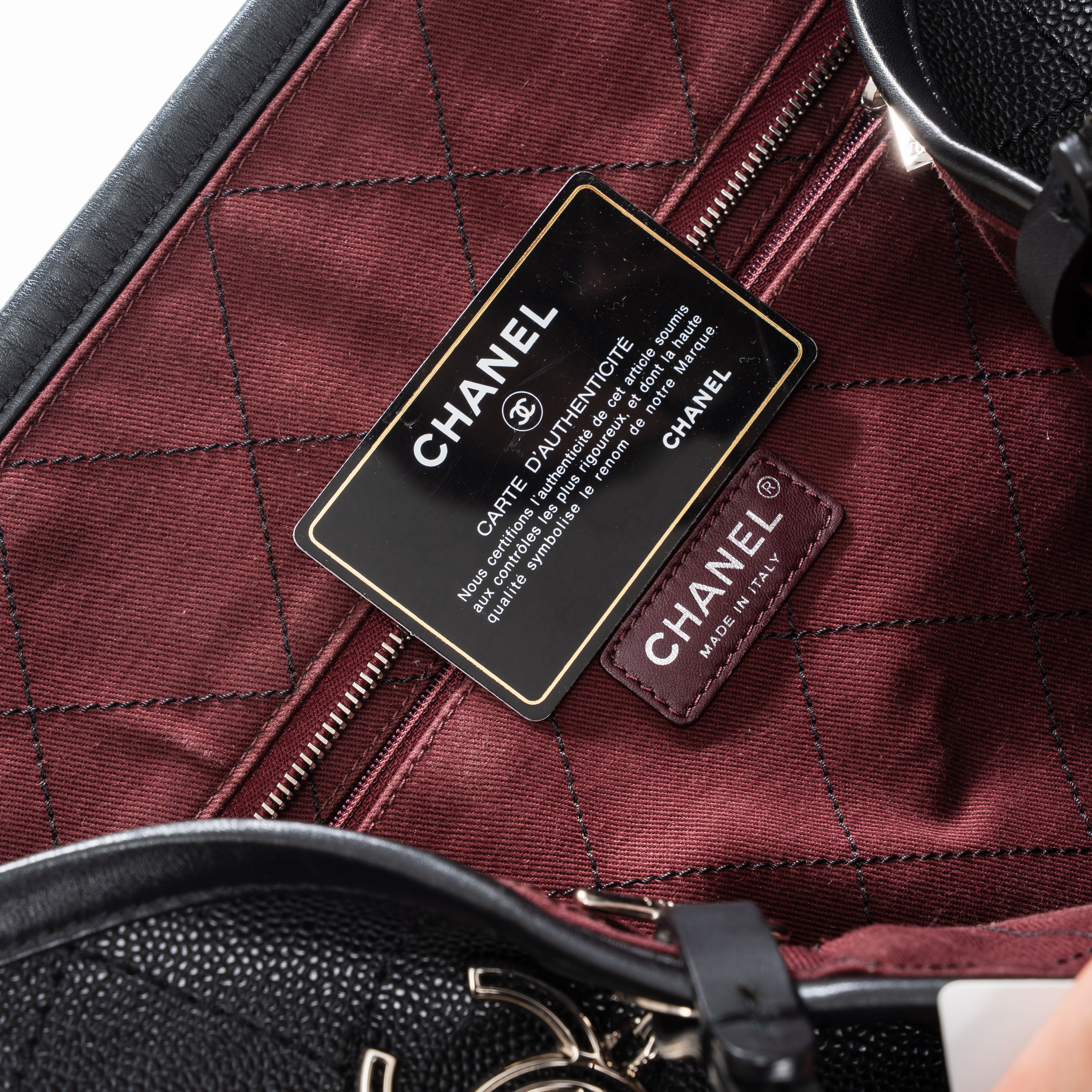 Chanel - Shopping XL in pelle martellata nera con pochette estraibile