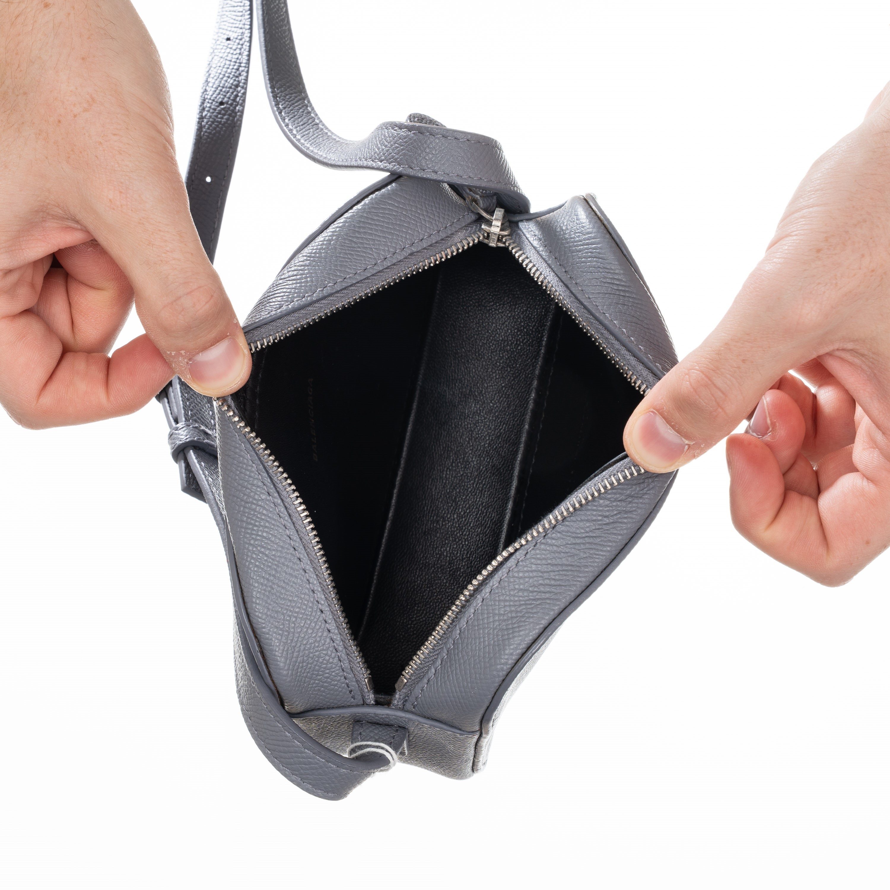 Balenciaga - Everyday Camera Bag in pelle martellata