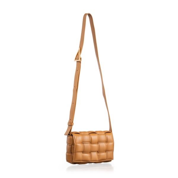 BOTTEGA VENETA - BOTTEGA VENETA PADDED CASSETTE PICCOLA IN PELLE D’AGNELLO MOTIVO INTRECCIO IMBOTTITO COLORE CAMMELLO