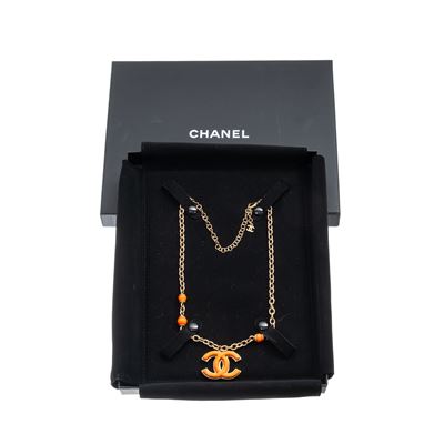 Collana girocollo con ciondolo CC smaltato arancione