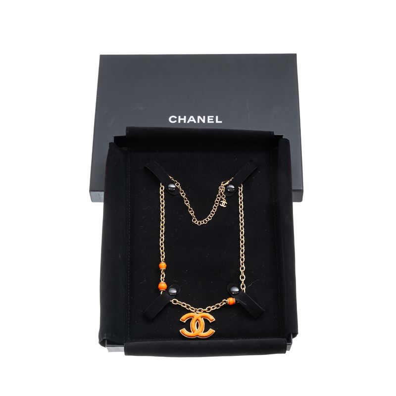 Chanel - Collana girocollo con ciondolo CC smaltato arancione