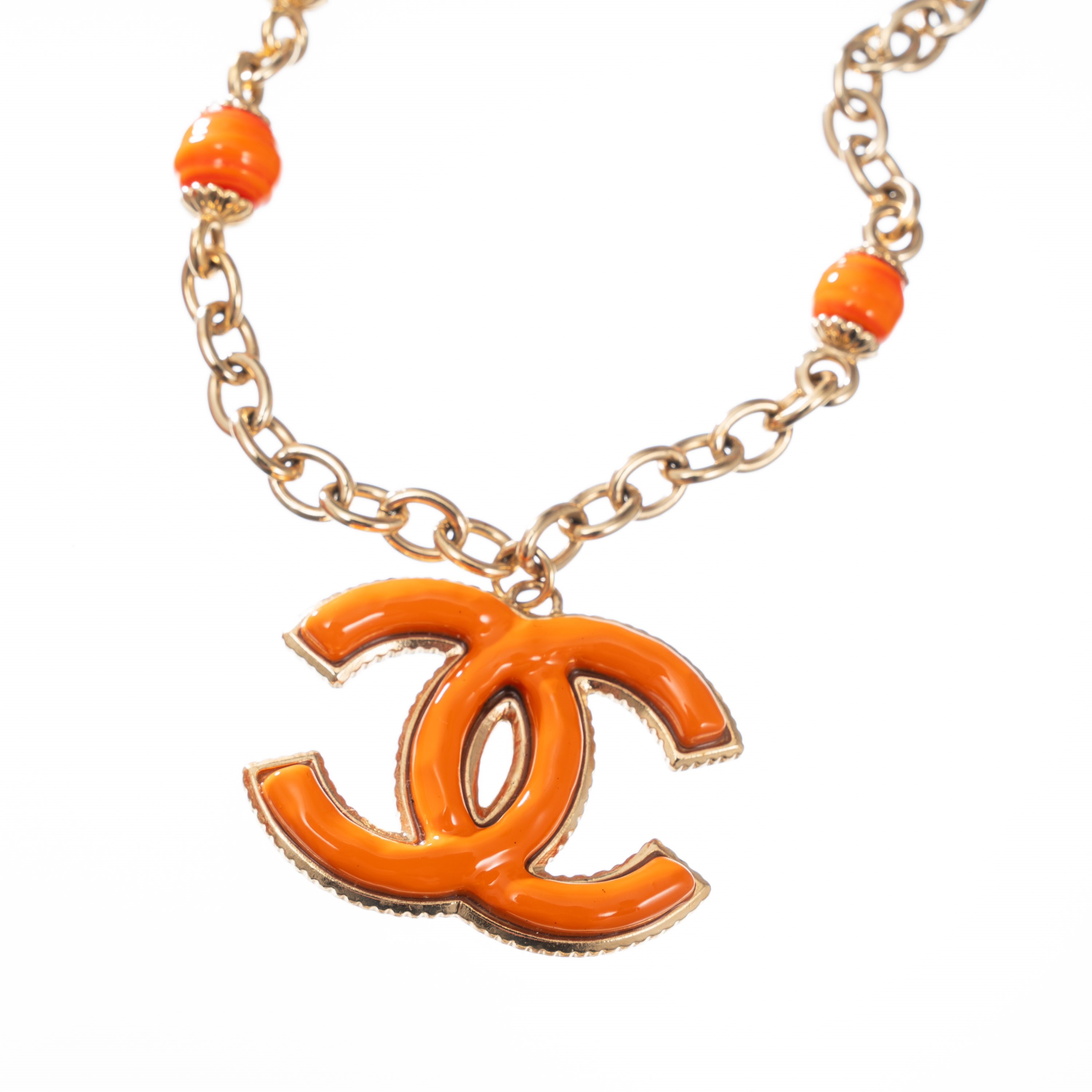 Chanel - Collana girocollo con ciondolo CC smaltato arancione