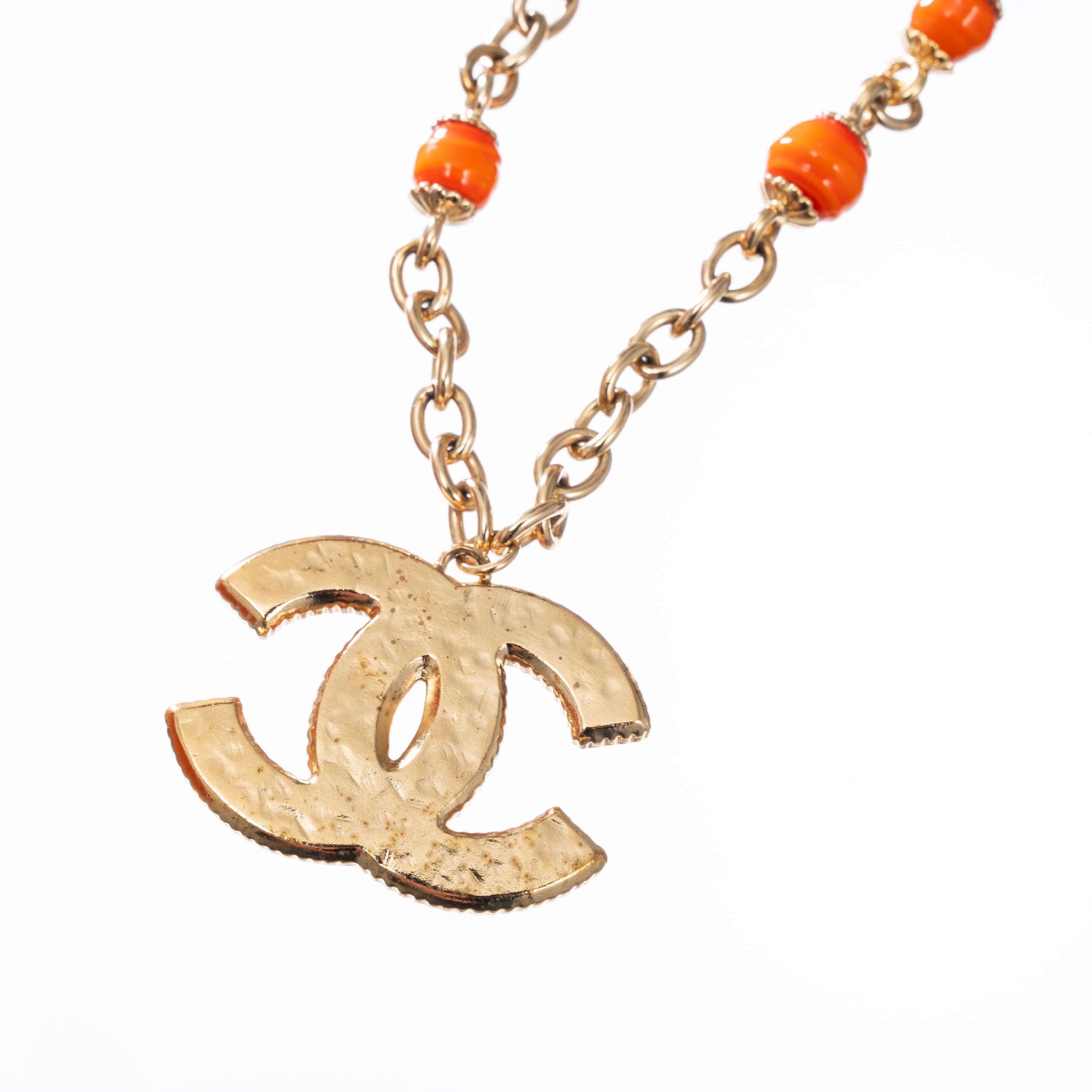 Chanel - Collana girocollo con ciondolo CC smaltato arancione