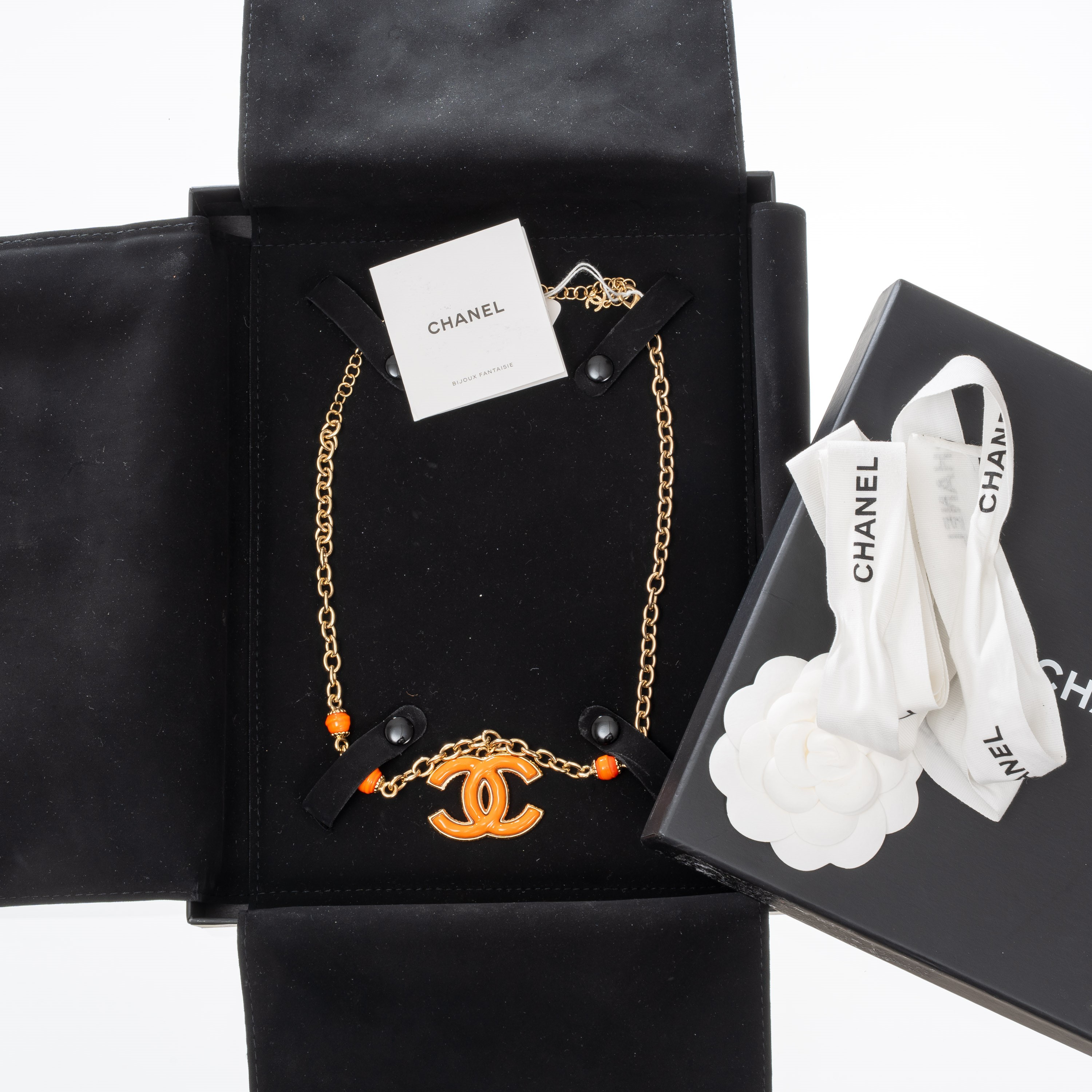 Chanel - Collana girocollo con ciondolo CC smaltato arancione