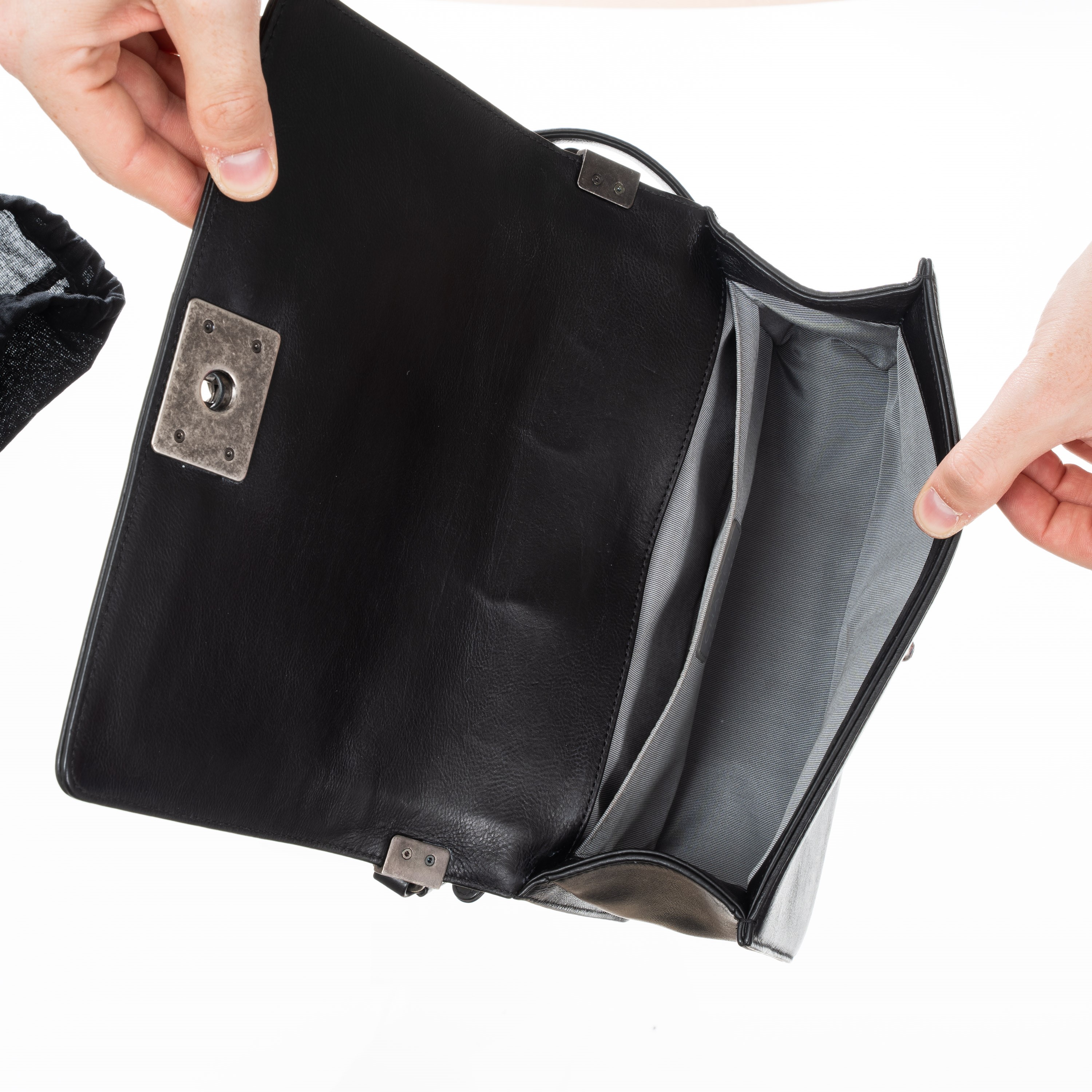 Chanel - Boy Old Medium, borsa a tracolla in pelle d’agnello matelassé nera con hardware rutenio
