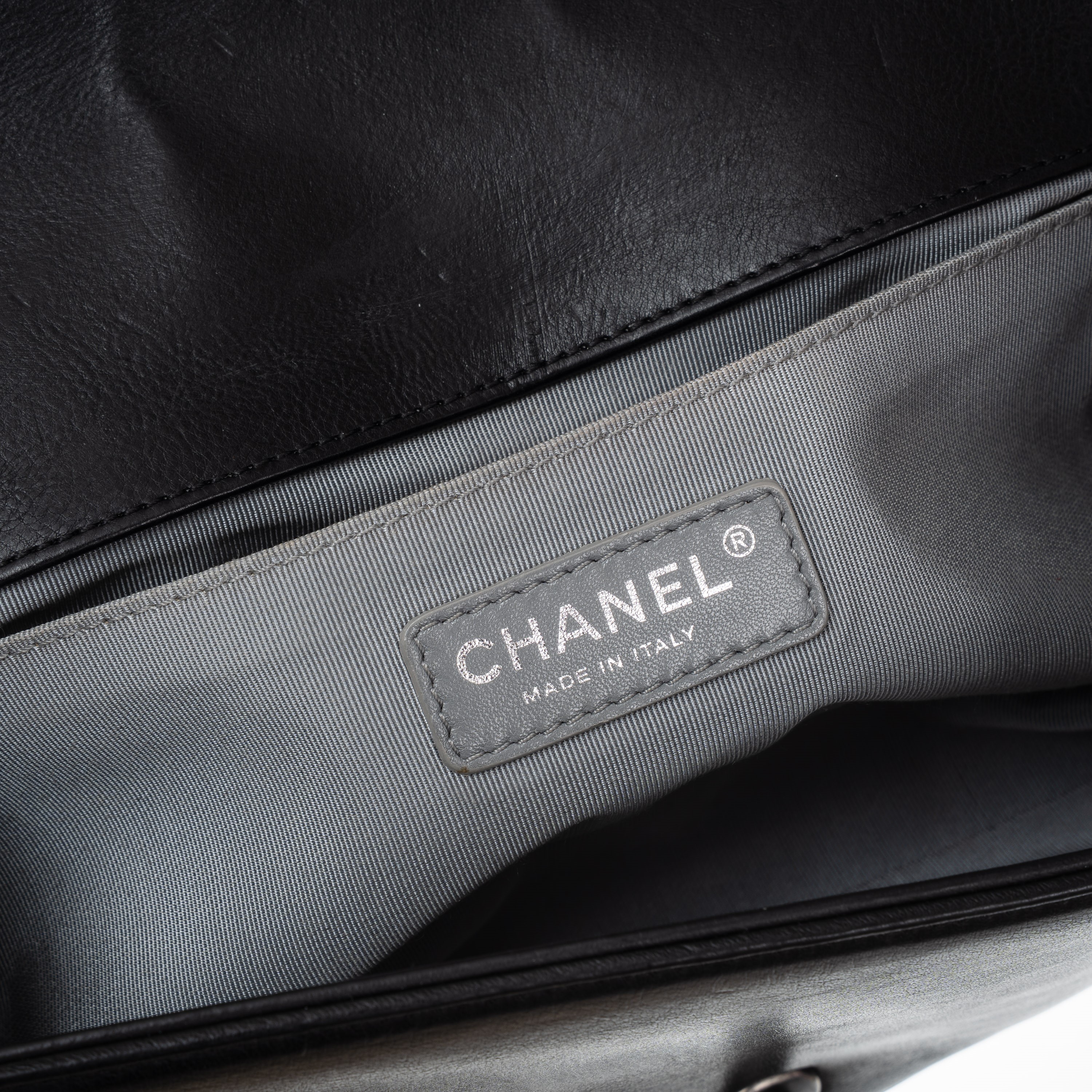 Chanel - Boy Old Medium, borsa a tracolla in pelle d’agnello matelassé nera con hardware rutenio