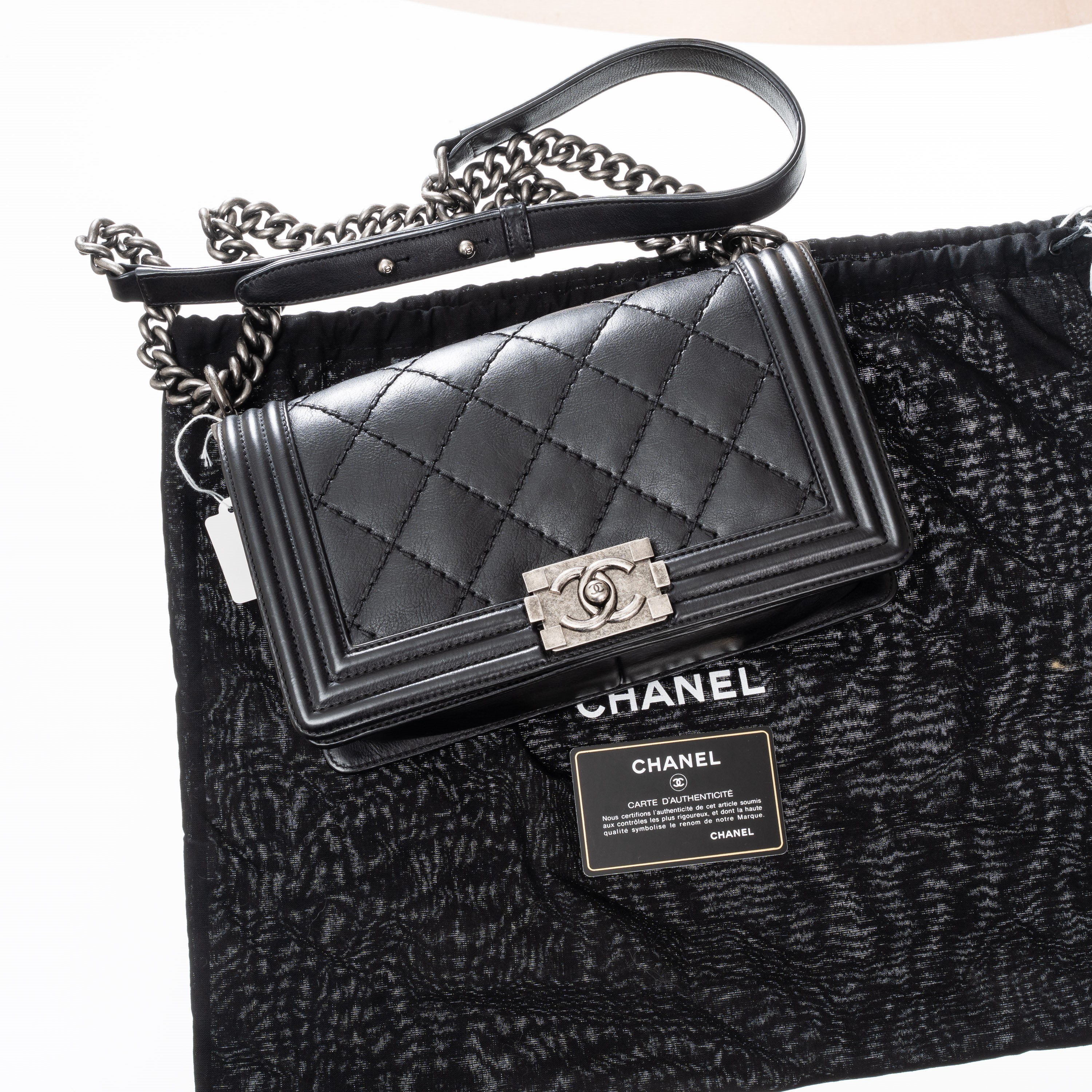 Chanel - Boy Old Medium, borsa a tracolla in pelle d’agnello matelassé nera con hardware rutenio