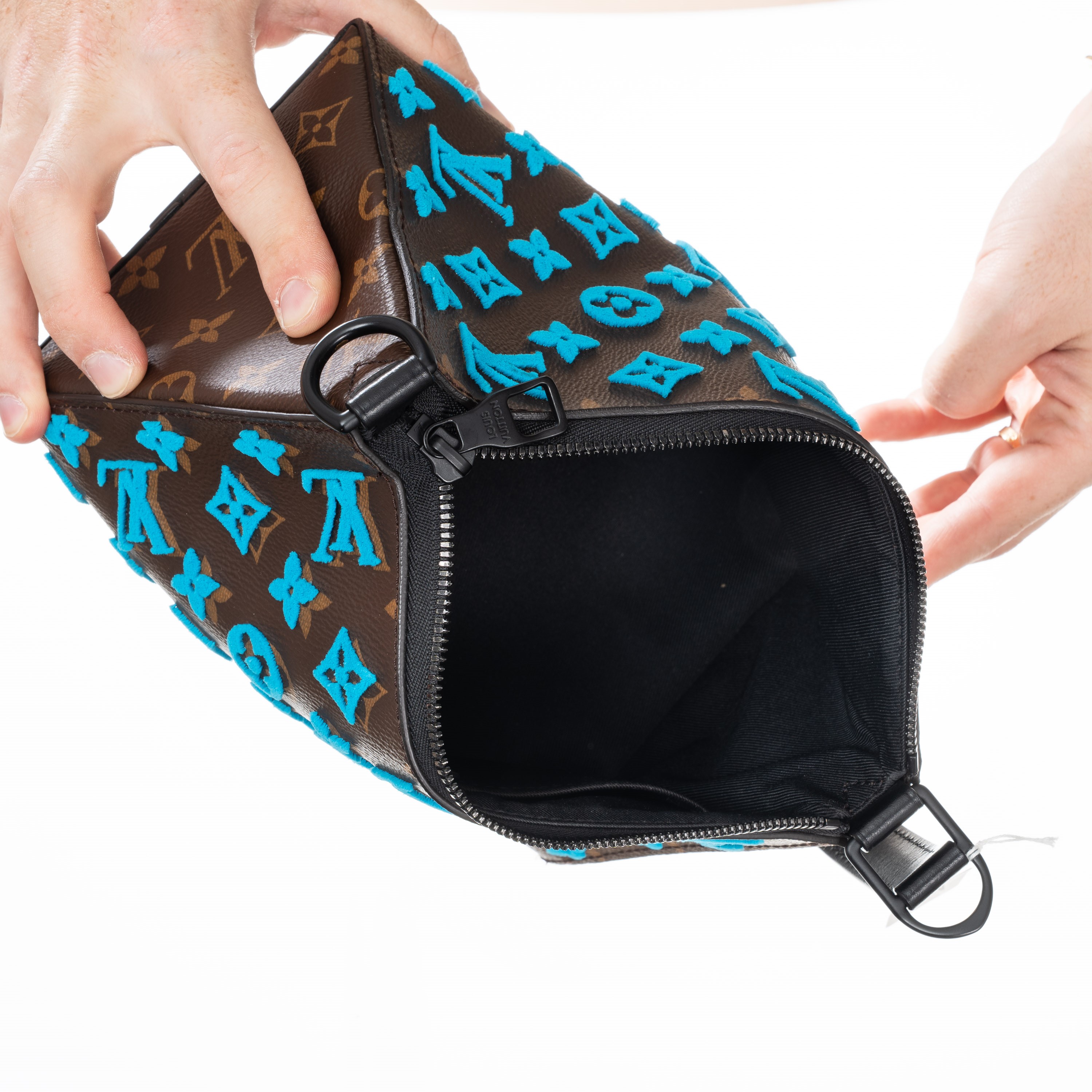 Louis Vuitton - Triangle Messenger Tuffetage