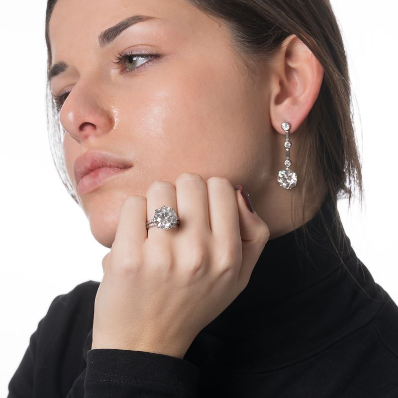Anello in platino con diamante centrale taglio brillante, diamanti laterali