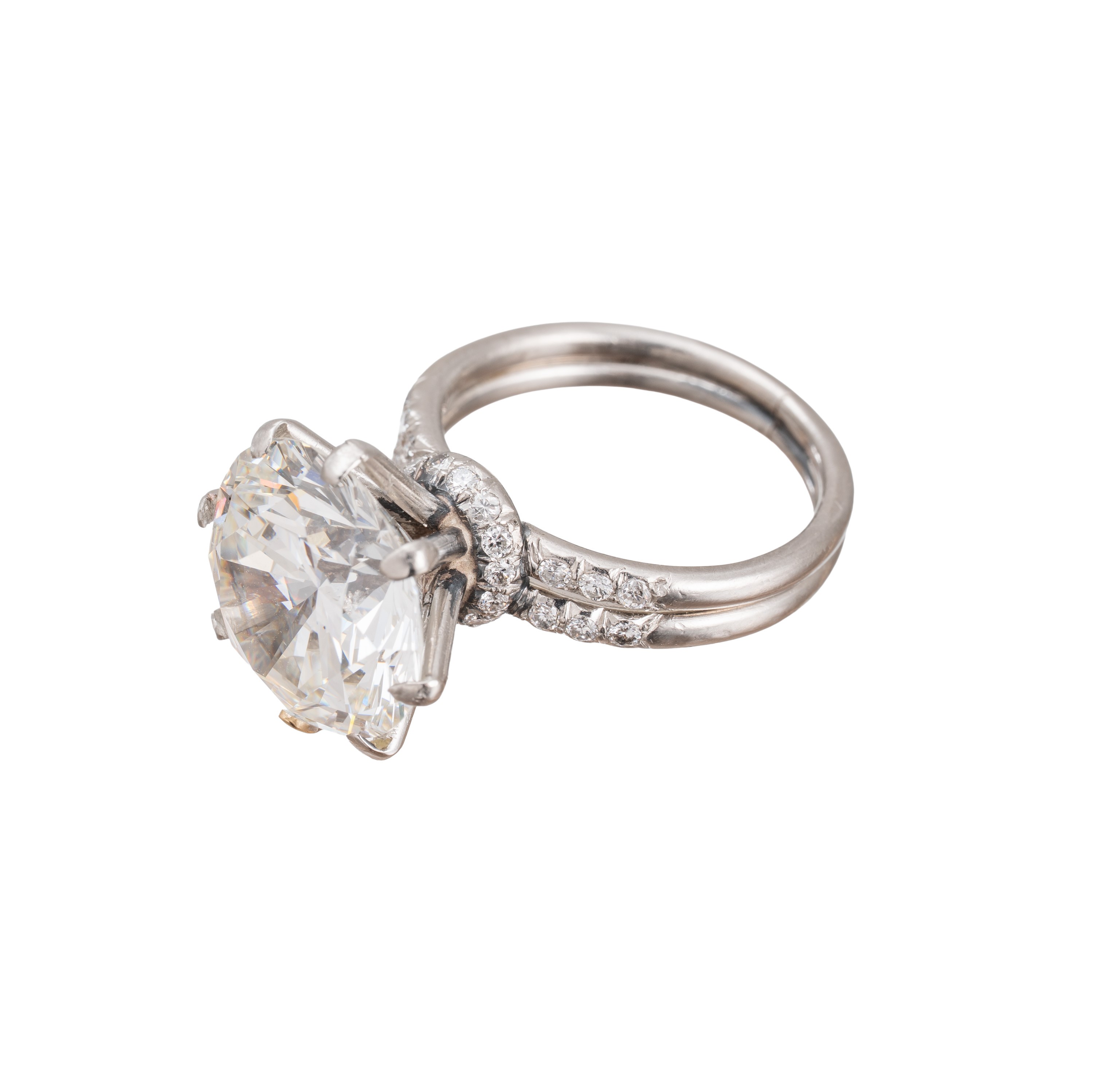 Anello in platino con diamante centrale taglio brillante, diamanti laterali