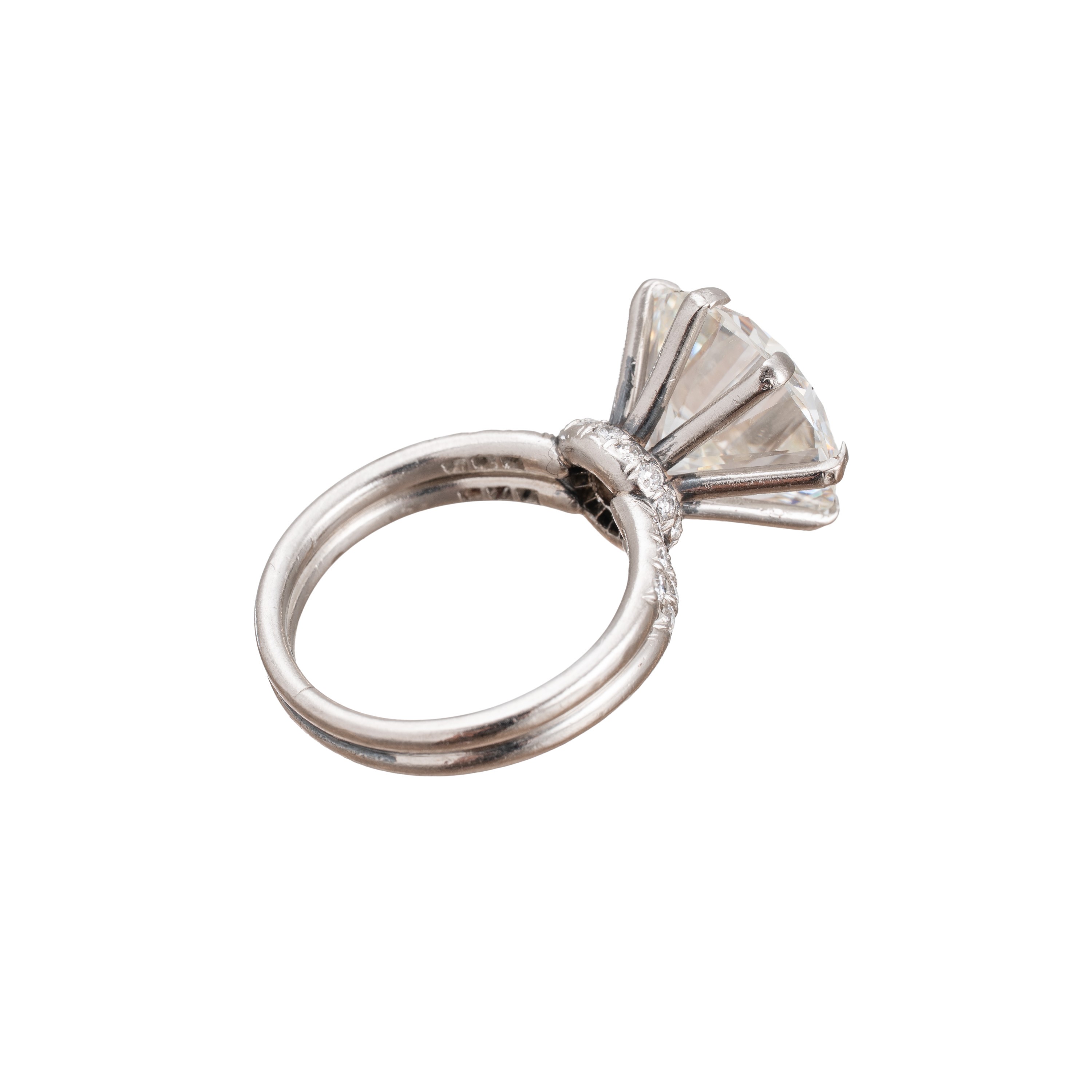 Anello in platino con diamante centrale taglio brillante, diamanti laterali