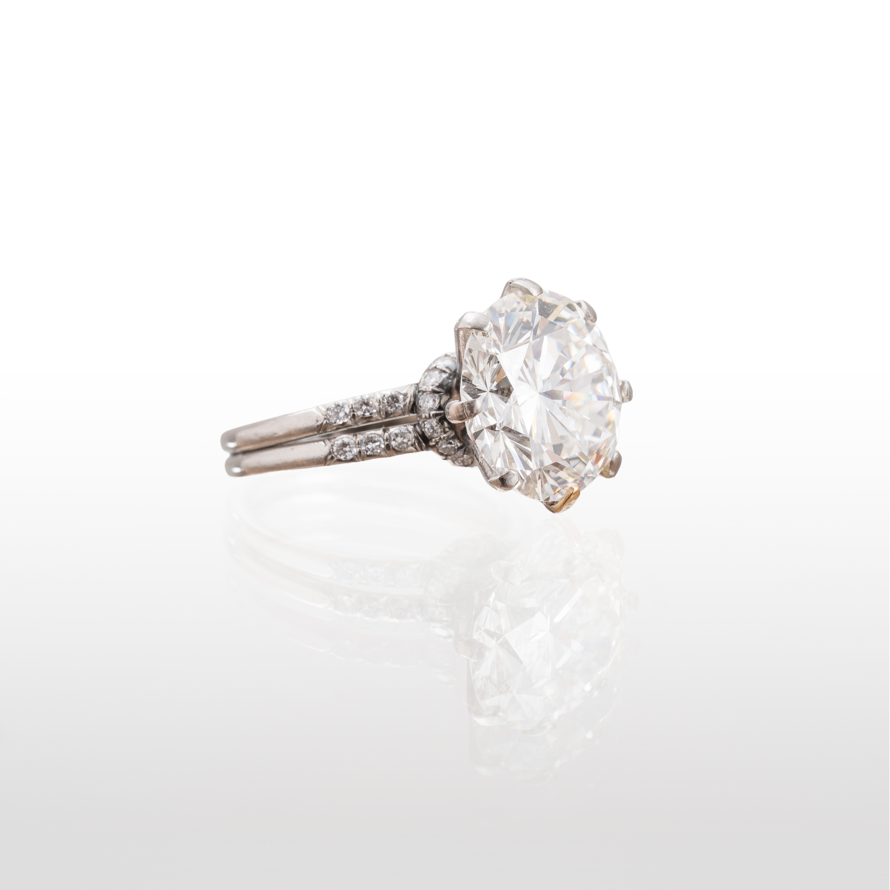 Anello in platino con diamante centrale taglio brillante, diamanti laterali