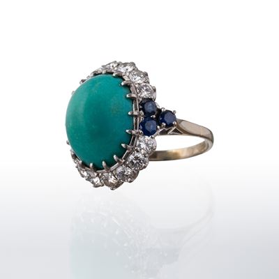 Anello, oro bianco 18 kt con turchese cabochon, diamanti e zaffiri