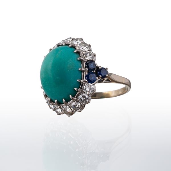 ANELLO IN ORO BIANCO 18 KT CON TURCHESE TAGLIO CABOCHON, DIAMANTI E ZAFFIRI