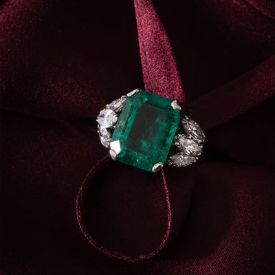 Anello, oro bianco 18 kt con smeraldo centrale colombiano (Deep Green) e diamanti