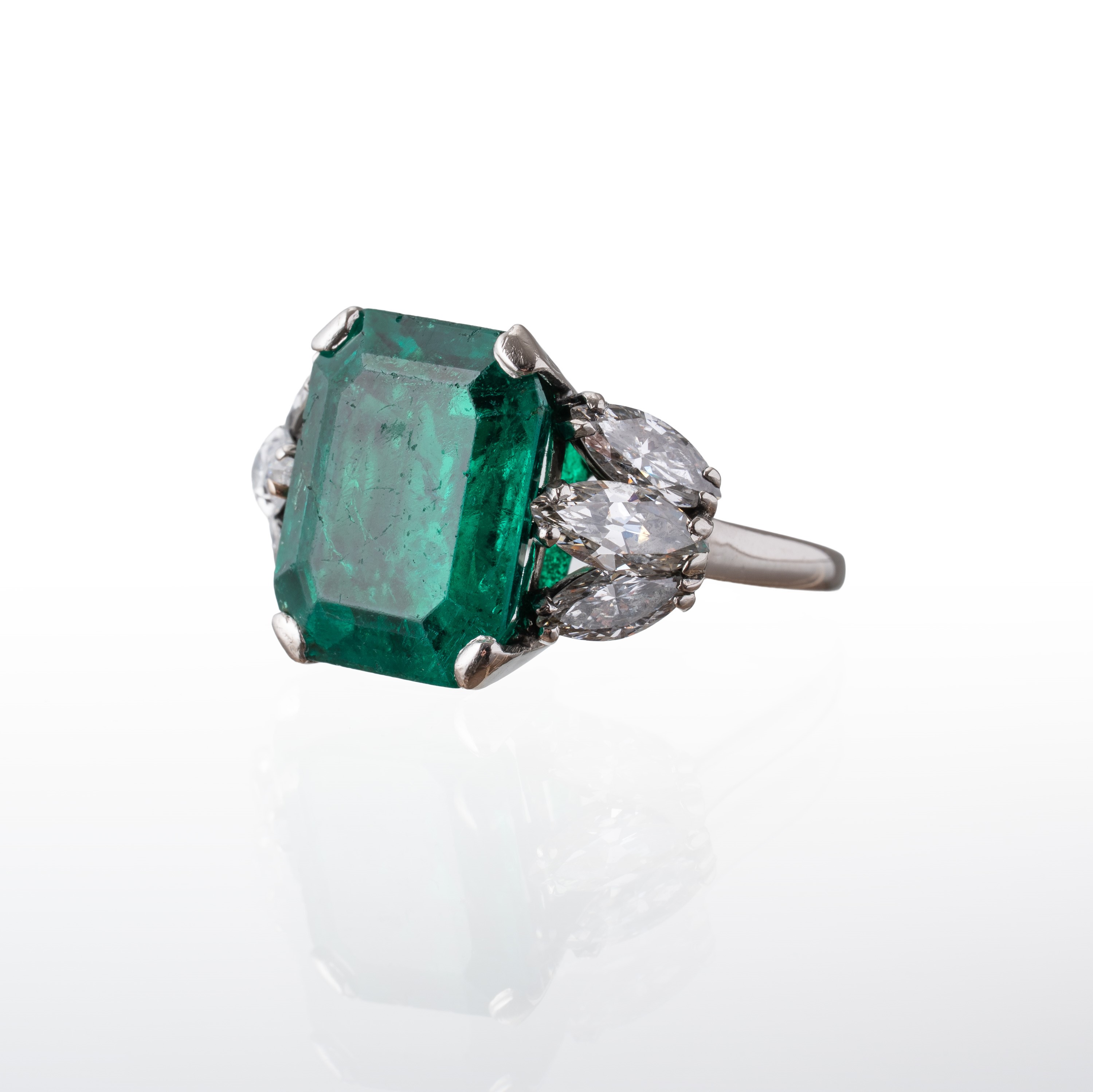 Anello, oro bianco 18 kt con smeraldo centrale colombiano (Deep Green) e diamanti