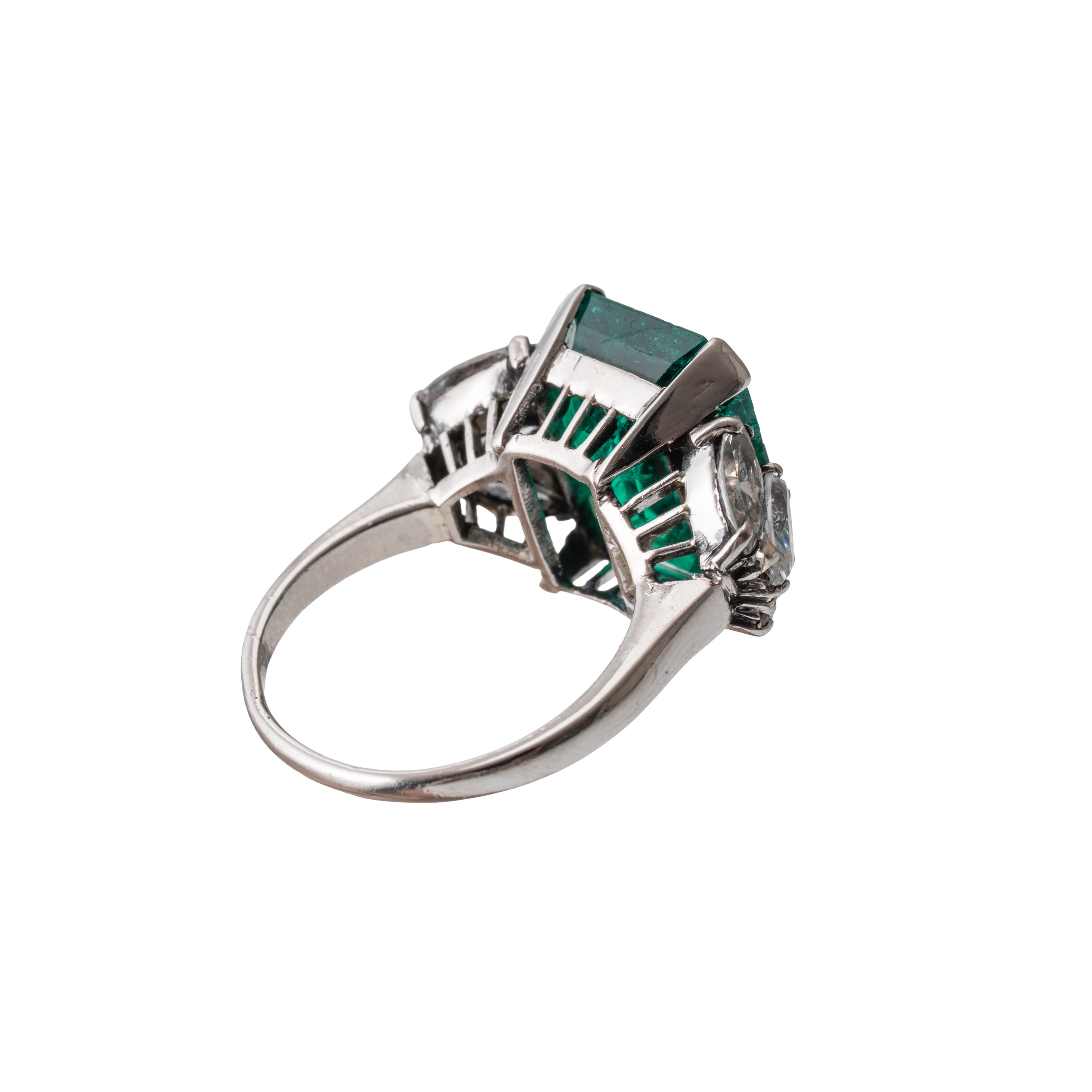 Anello, oro bianco 18 kt con smeraldo centrale colombiano (Deep Green) e diamanti