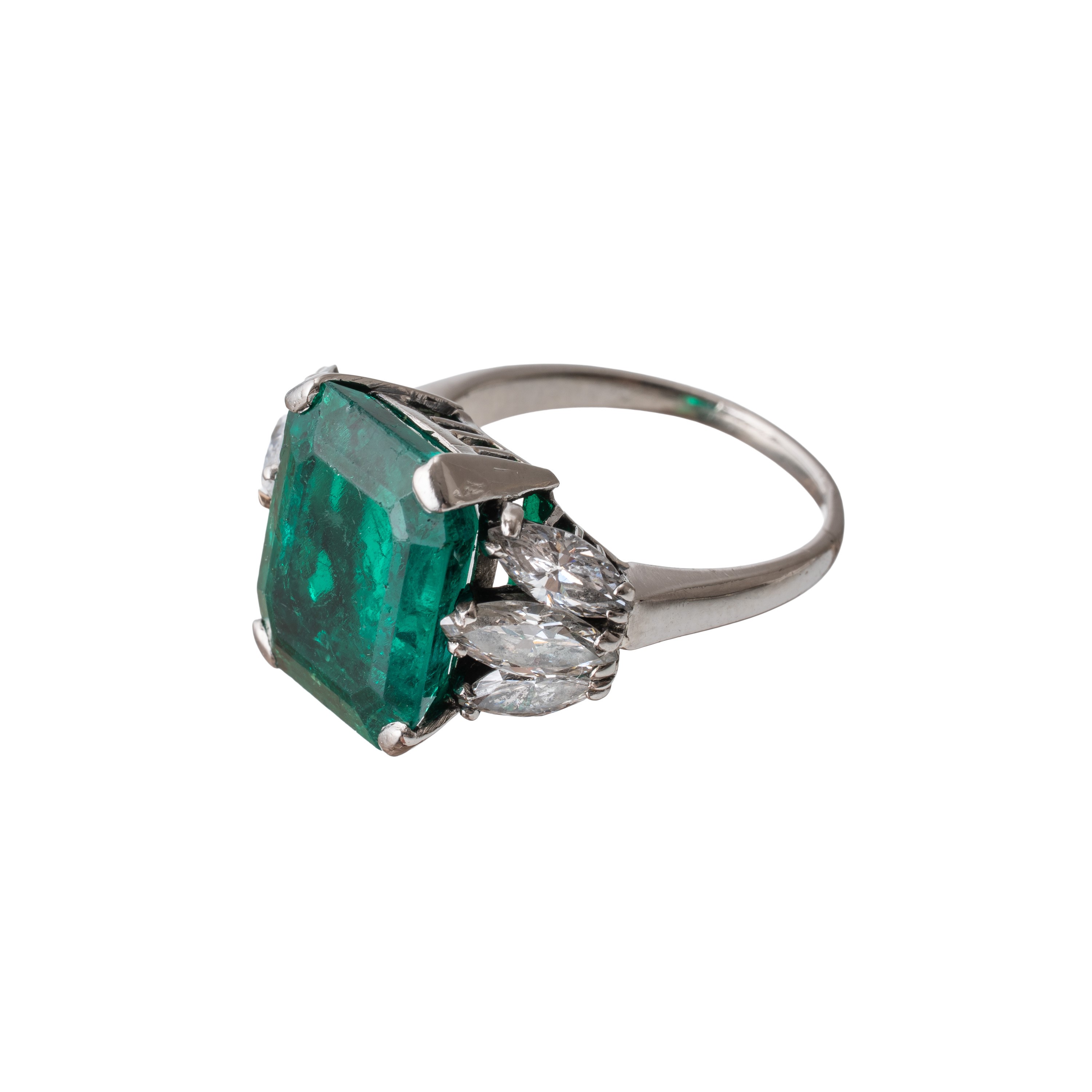 Anello, oro bianco 18 kt con smeraldo centrale colombiano (Deep Green) e diamanti
