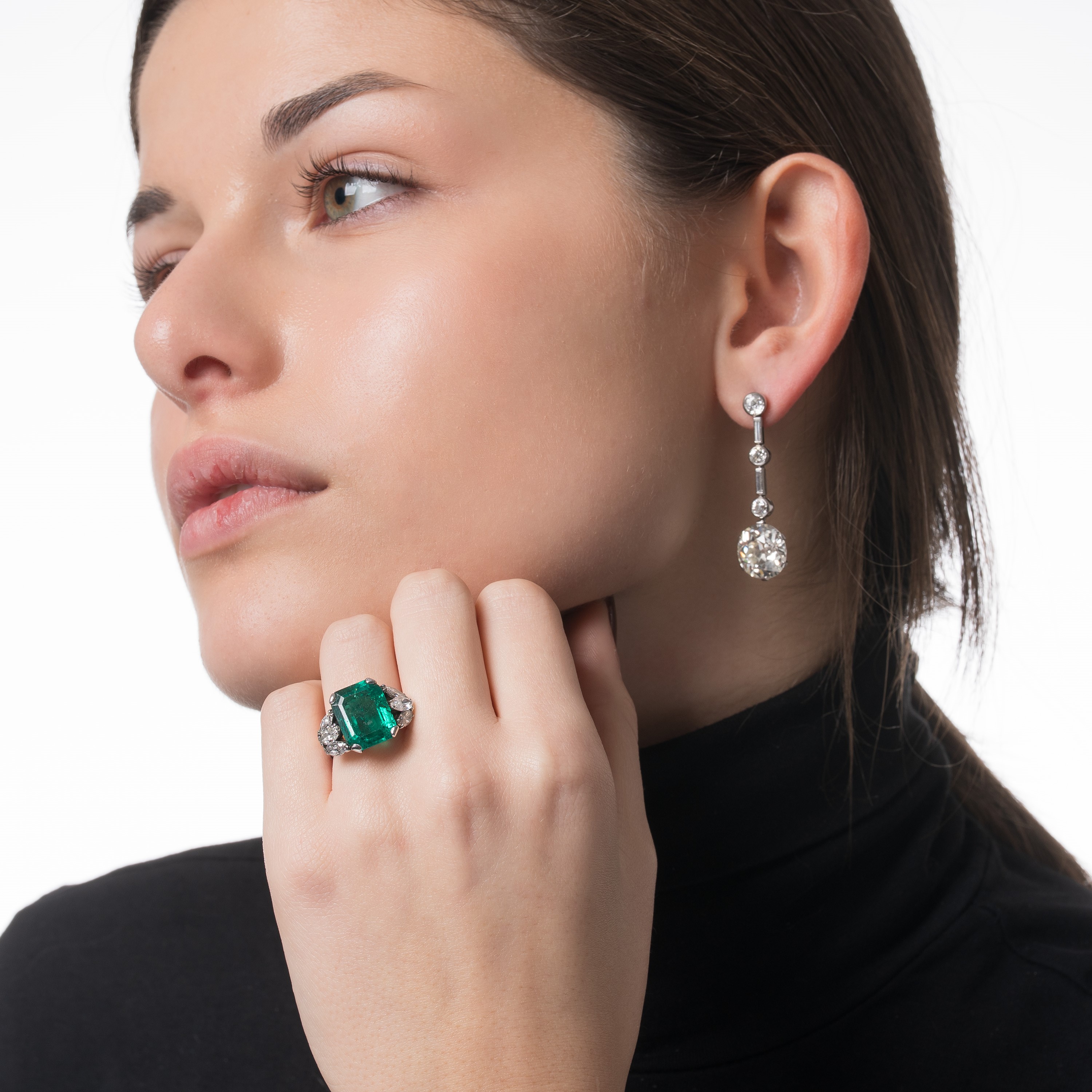Anello, oro bianco 18 kt con smeraldo centrale colombiano (Deep Green) e diamanti