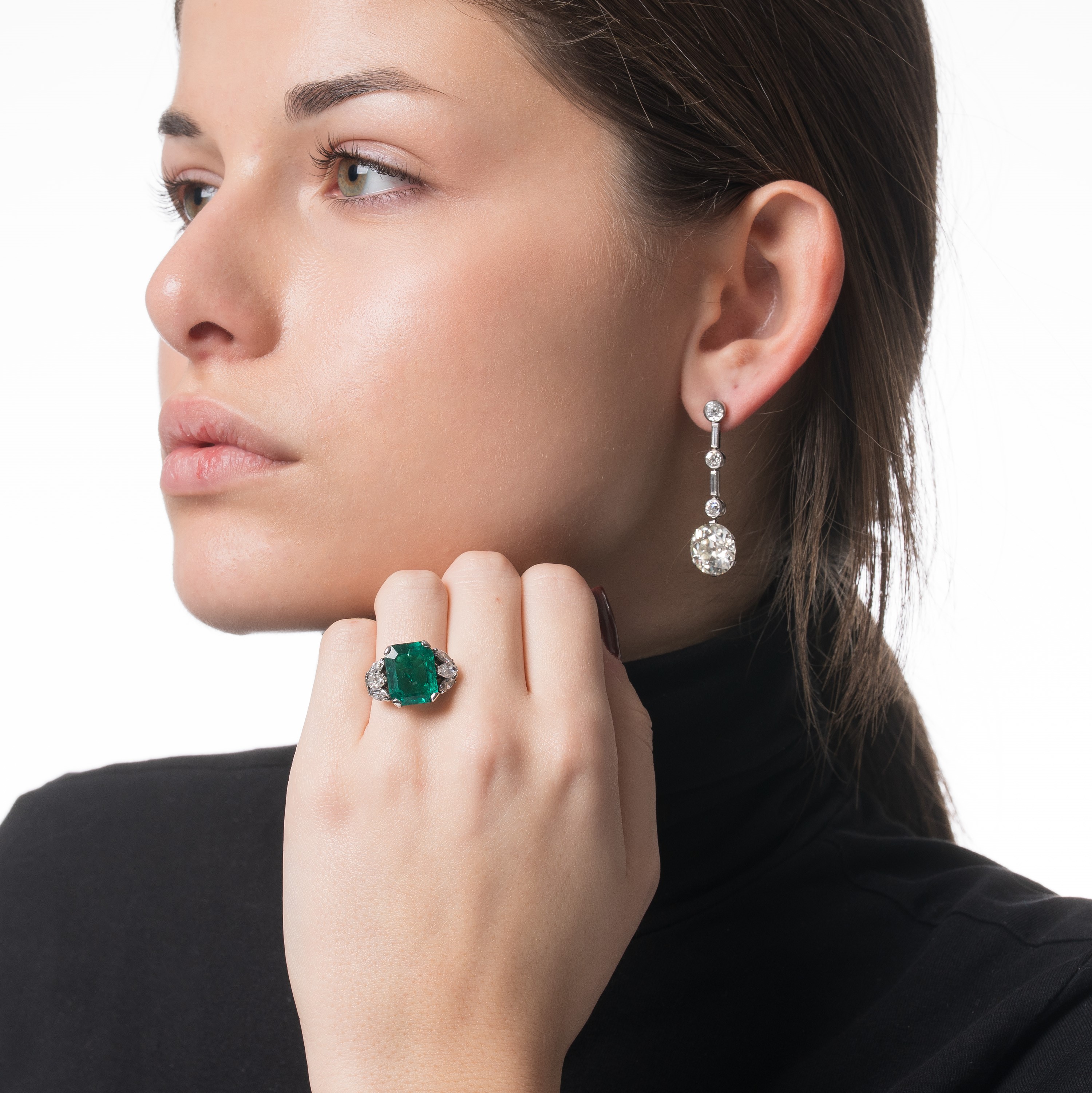 Anello, oro bianco 18 kt con smeraldo centrale colombiano (Deep Green) e diamanti