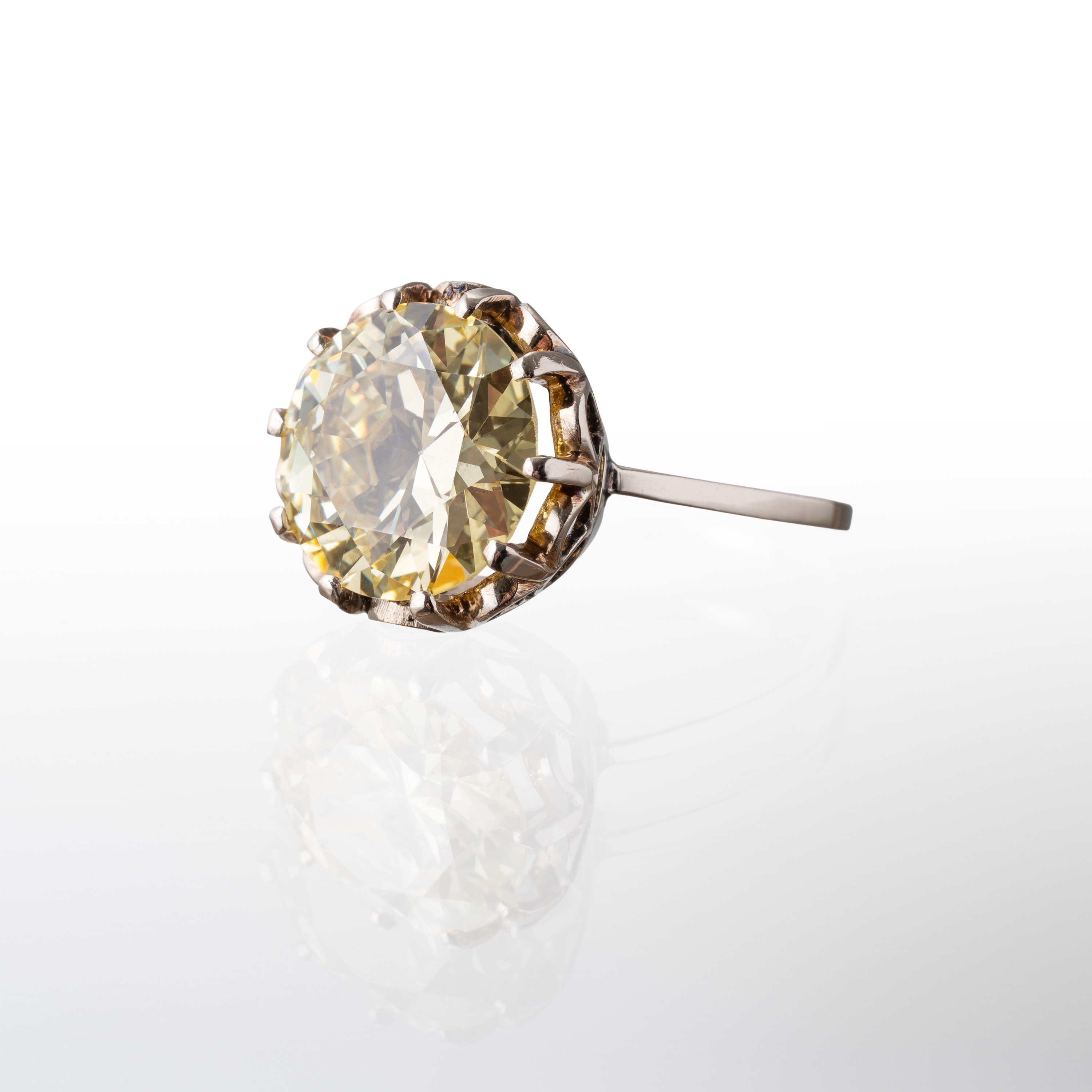 Anello solitario, platino con diamante Fancy Yellow certificato IGI